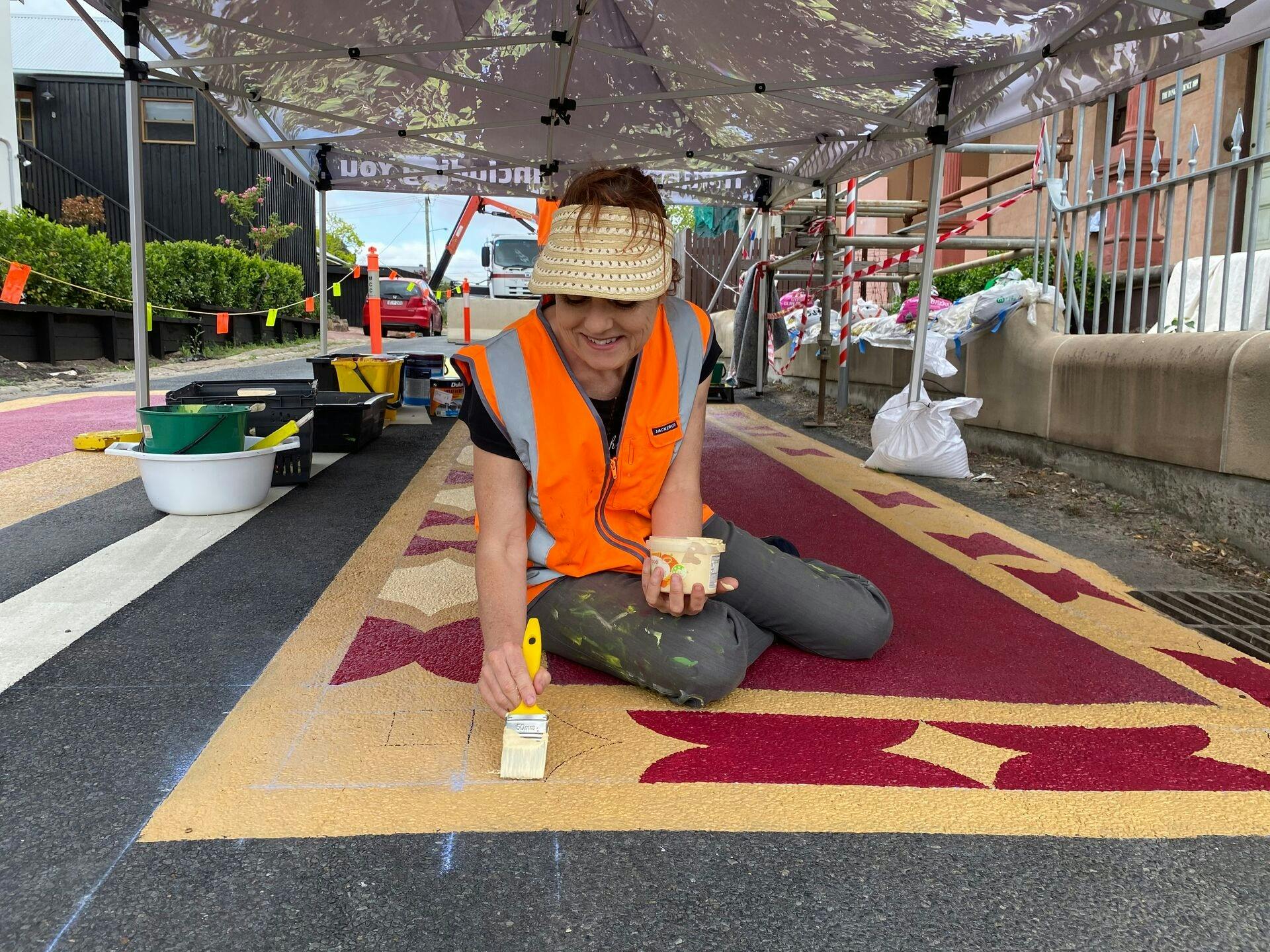 地元のアーティスト、パトリシア・ヴァン・リューベックの手描きの「敷物」