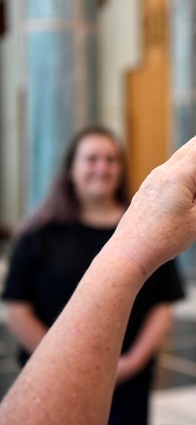 A woman signing in AUSLAN on a tour at Parliament House.