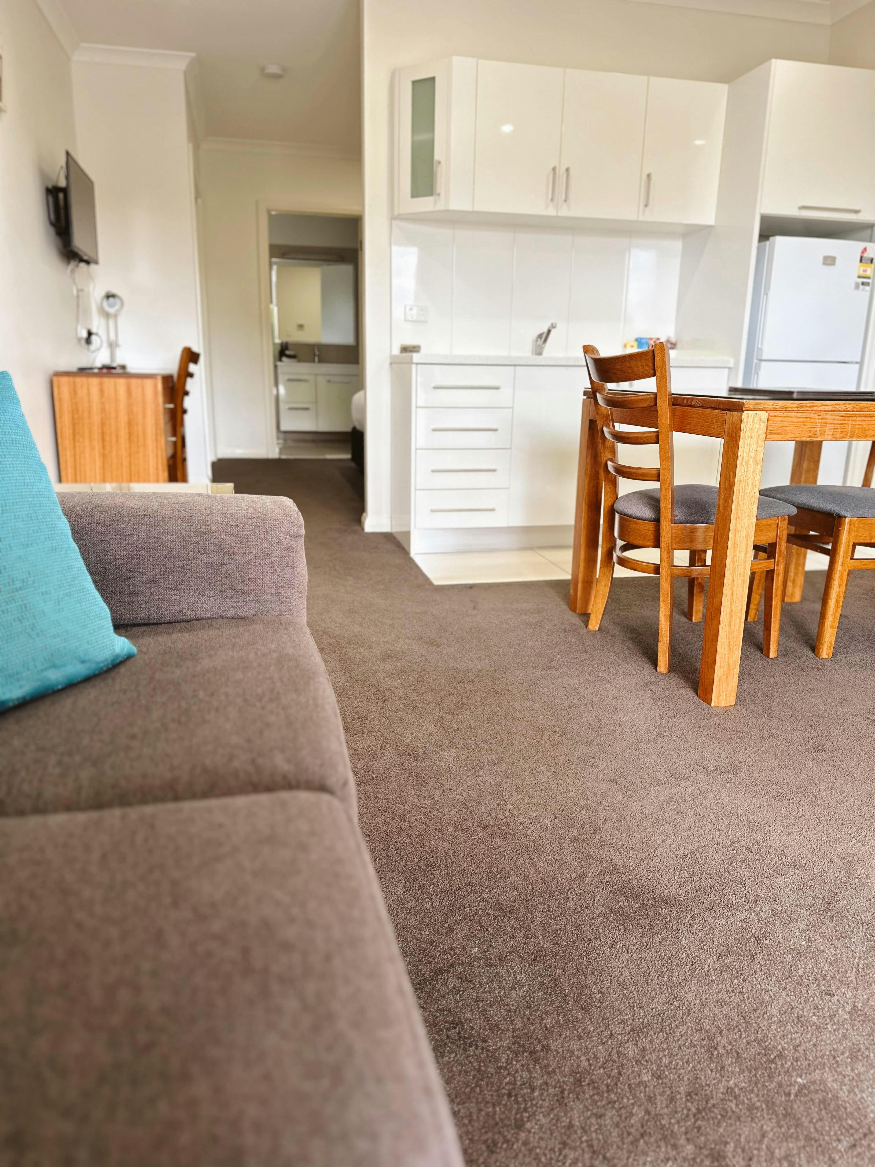 현관에서 바라보는 스튜디오 스파 아파트의 사진 긴 의자와 식사 공간에서 욕실까지