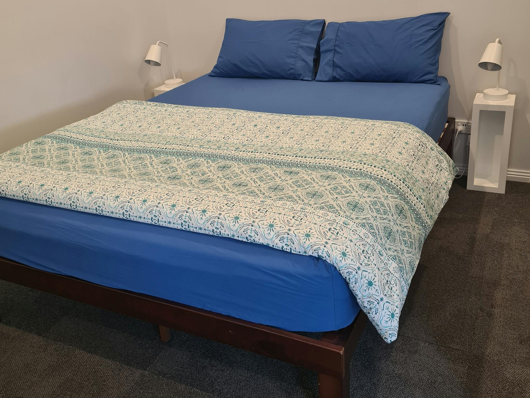Queen bed in family ensuite room