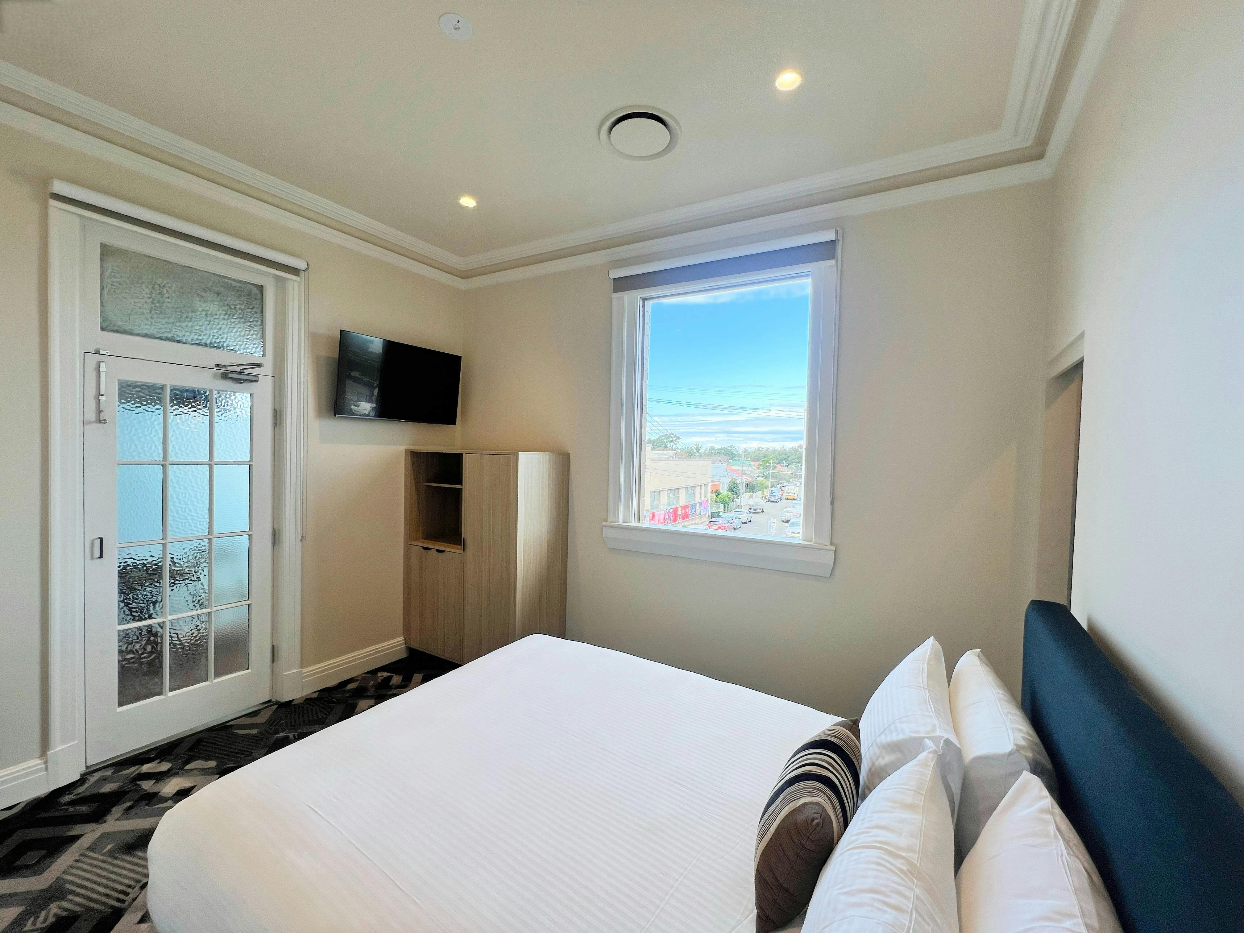 Tempe Hotel, Tempe, Sydney NSW - Queen Balcony Room (Ensuite)