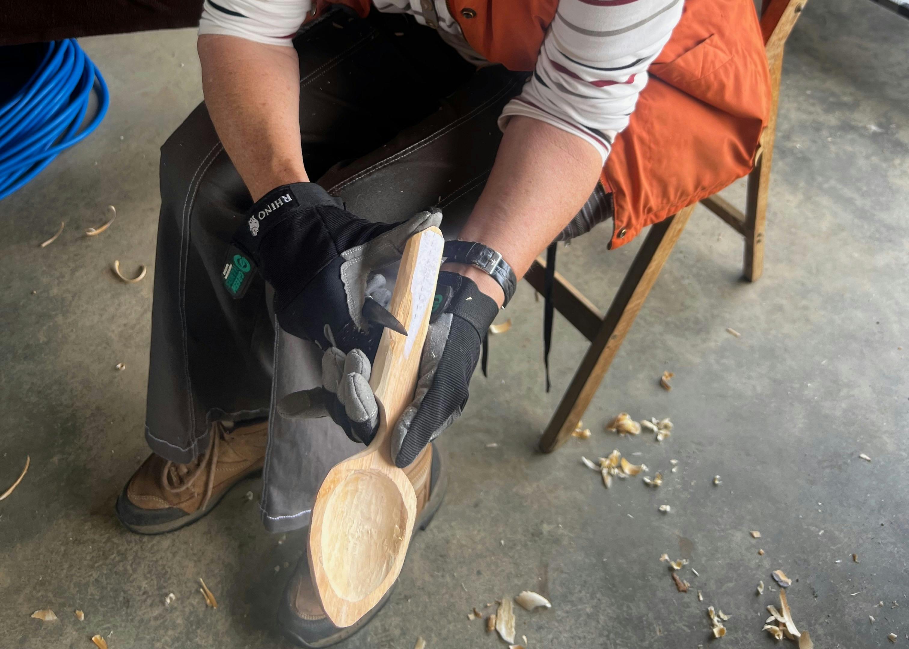 Finishing cuts with a Sloyd knife