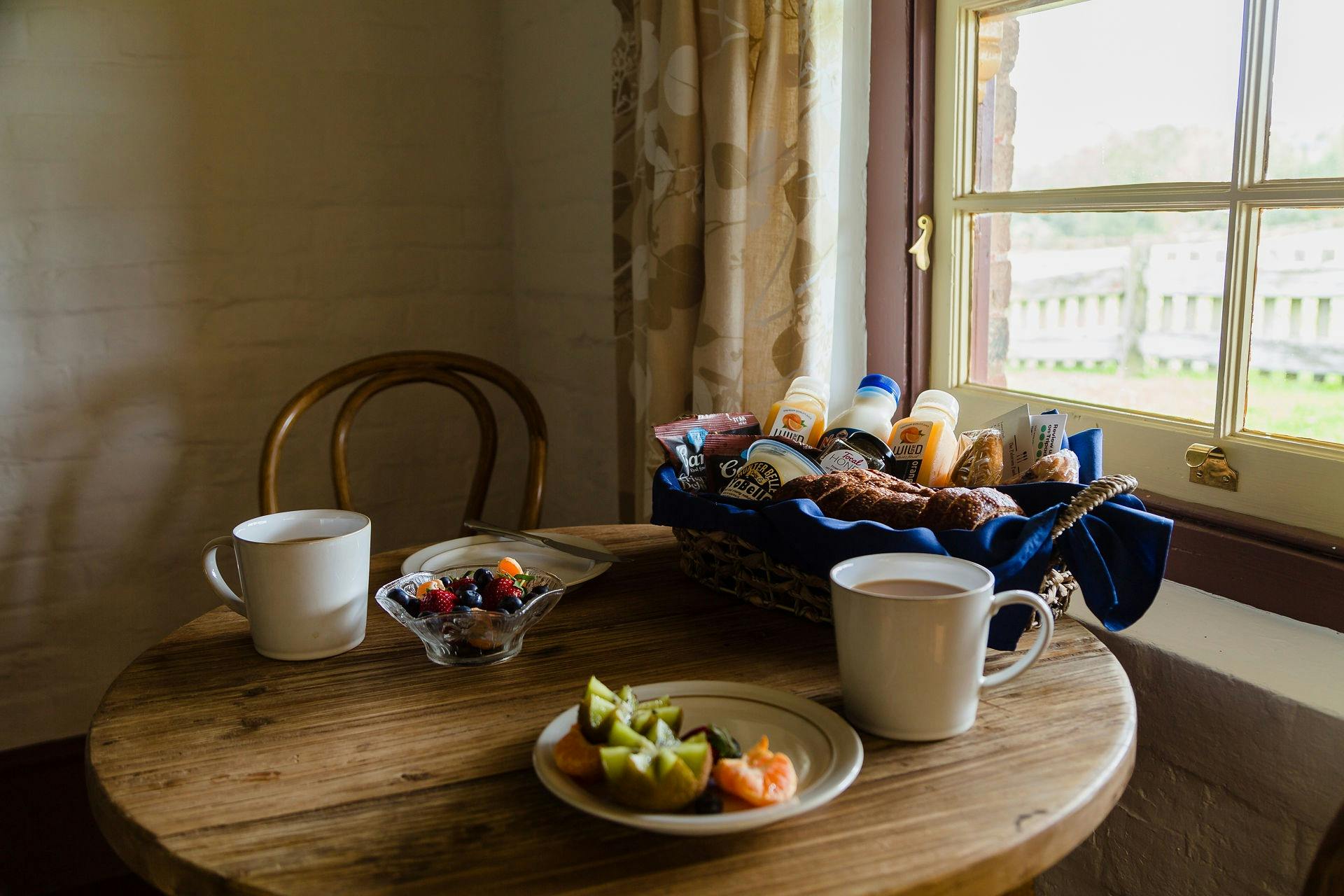 新鮮な地元産の朝食食材が入った無料の朝食バスケットをお楽しみください。