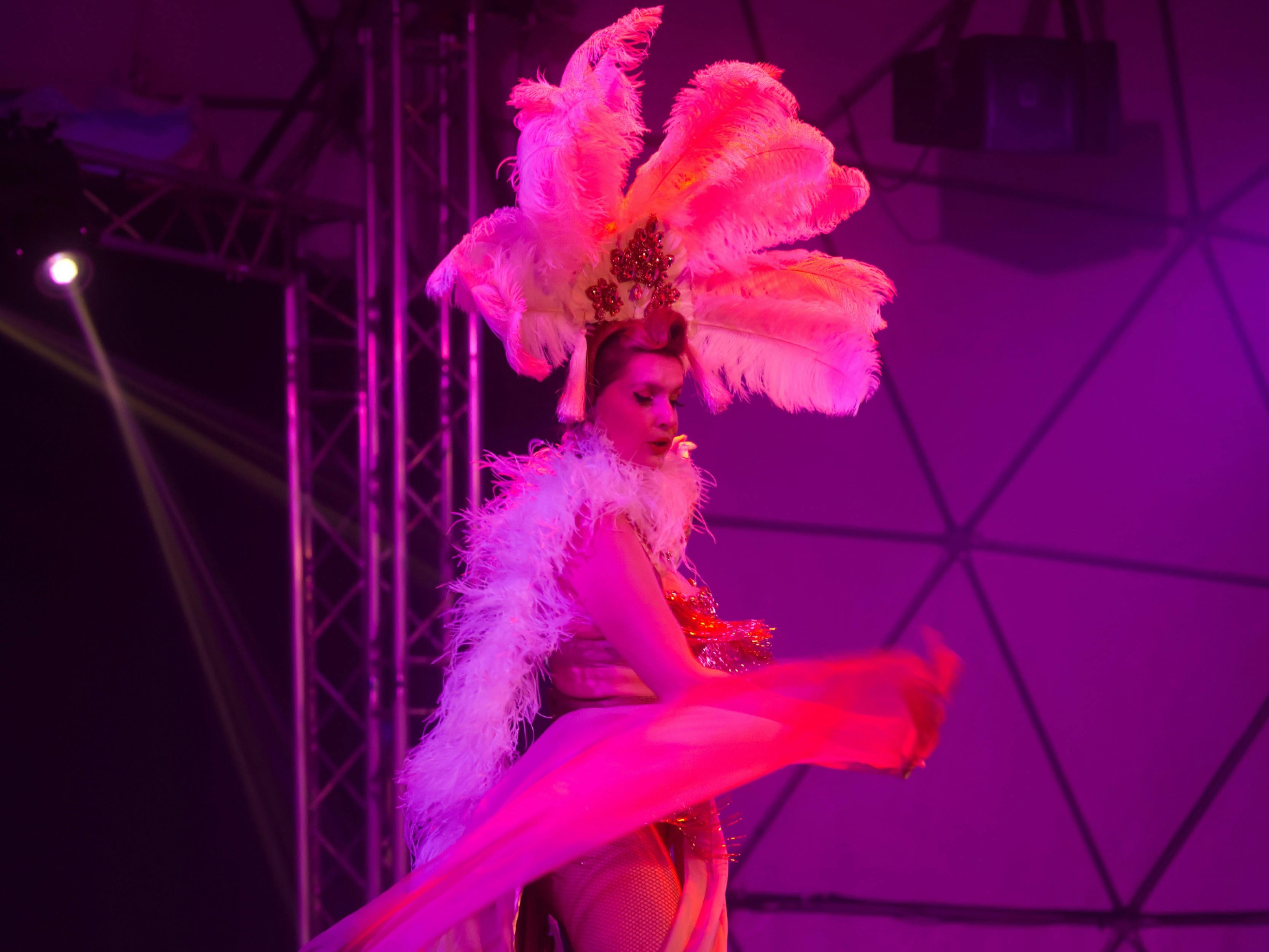 Lara Love the showgirl