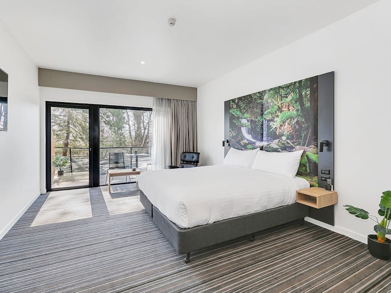 Premium Room 1 King Bed View image