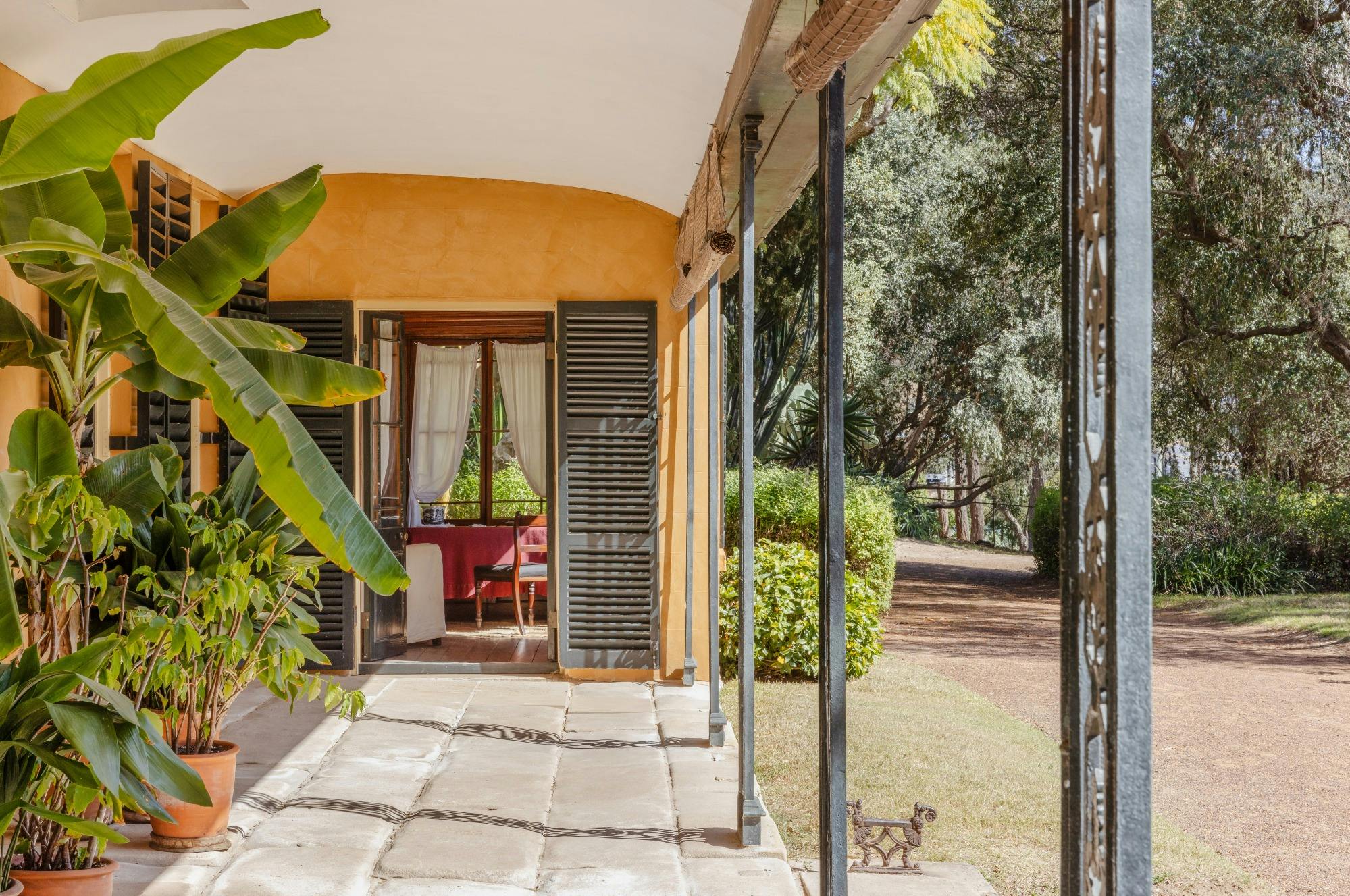 歷史悠久的砂岩陽台的外部