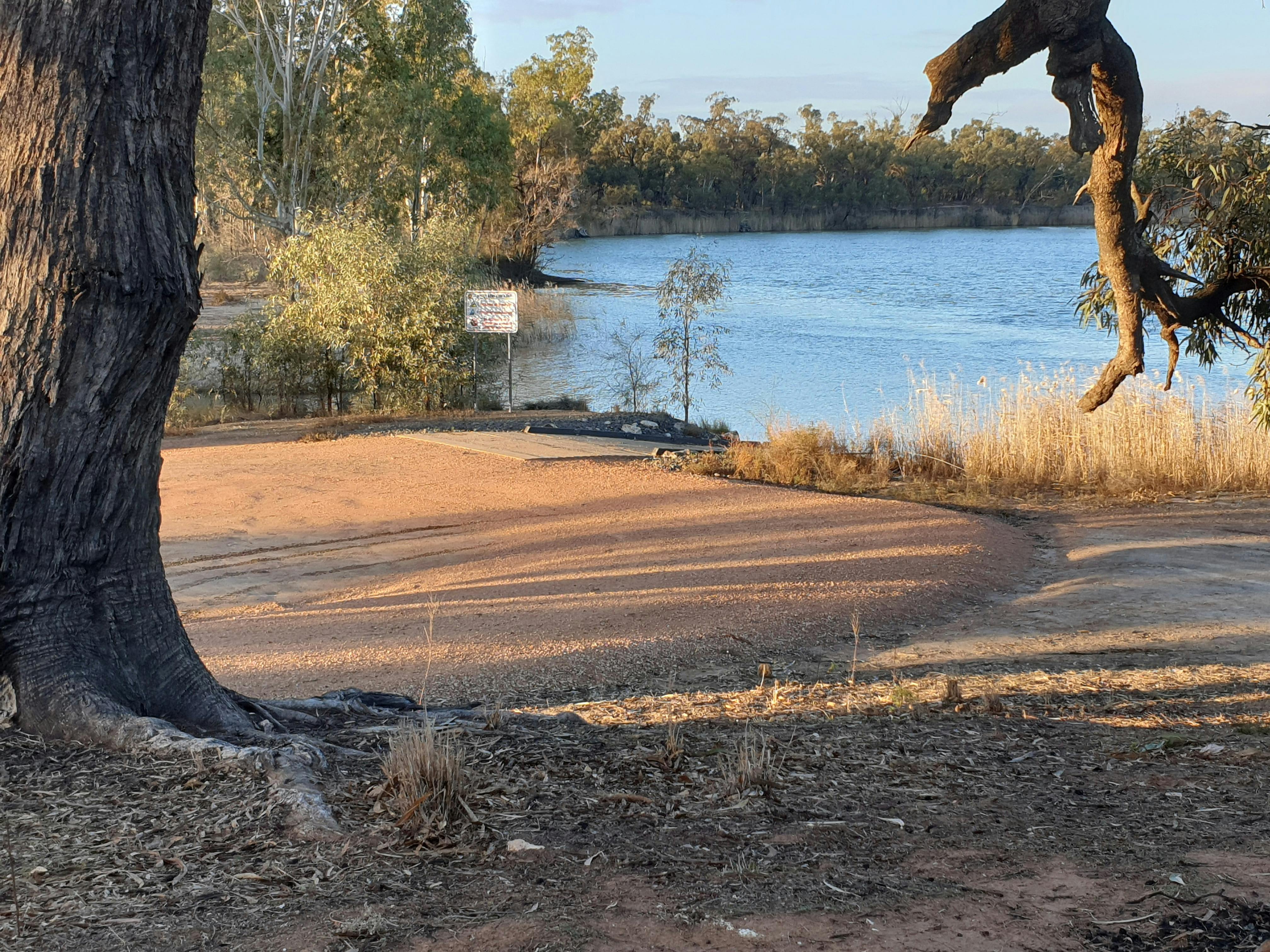 plenty of parking space and great boat access to the Murray River