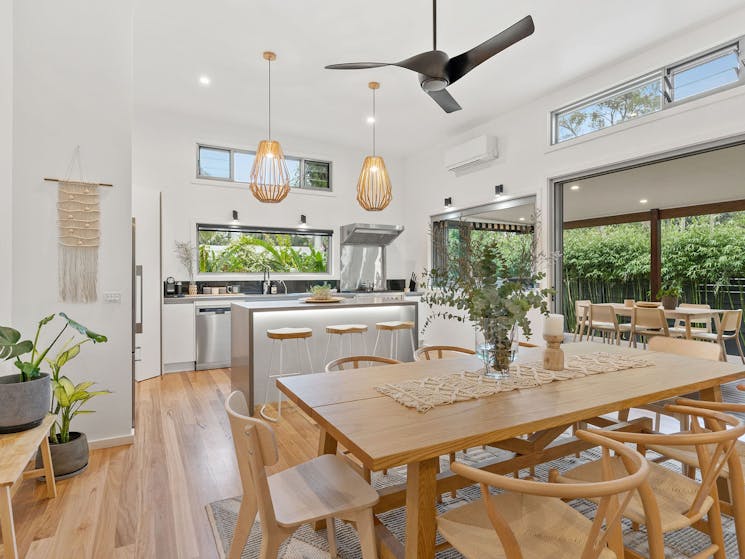 Hydda at Byron - Byron Bay - Dining Table flow to Kitchen and Outdoor Dining b
