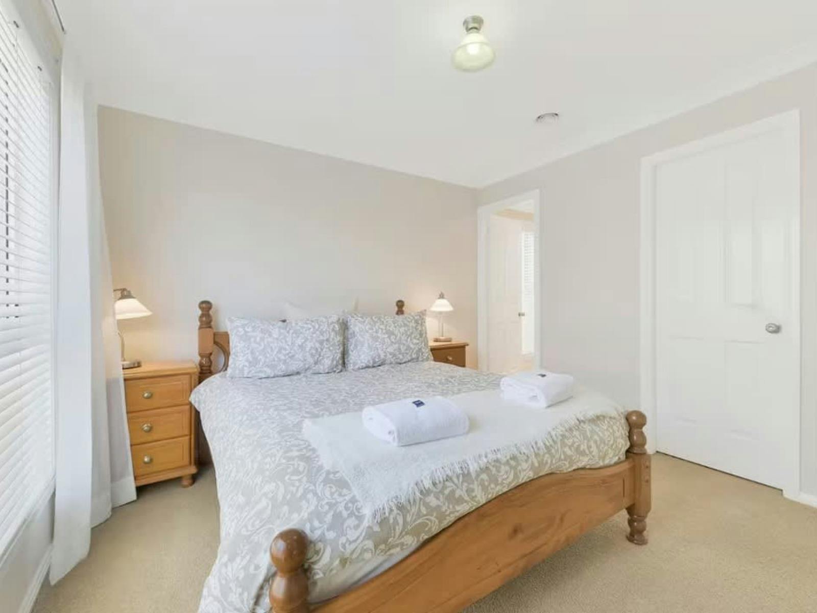 Bedroom with queen bed, ensuite and walk in robe