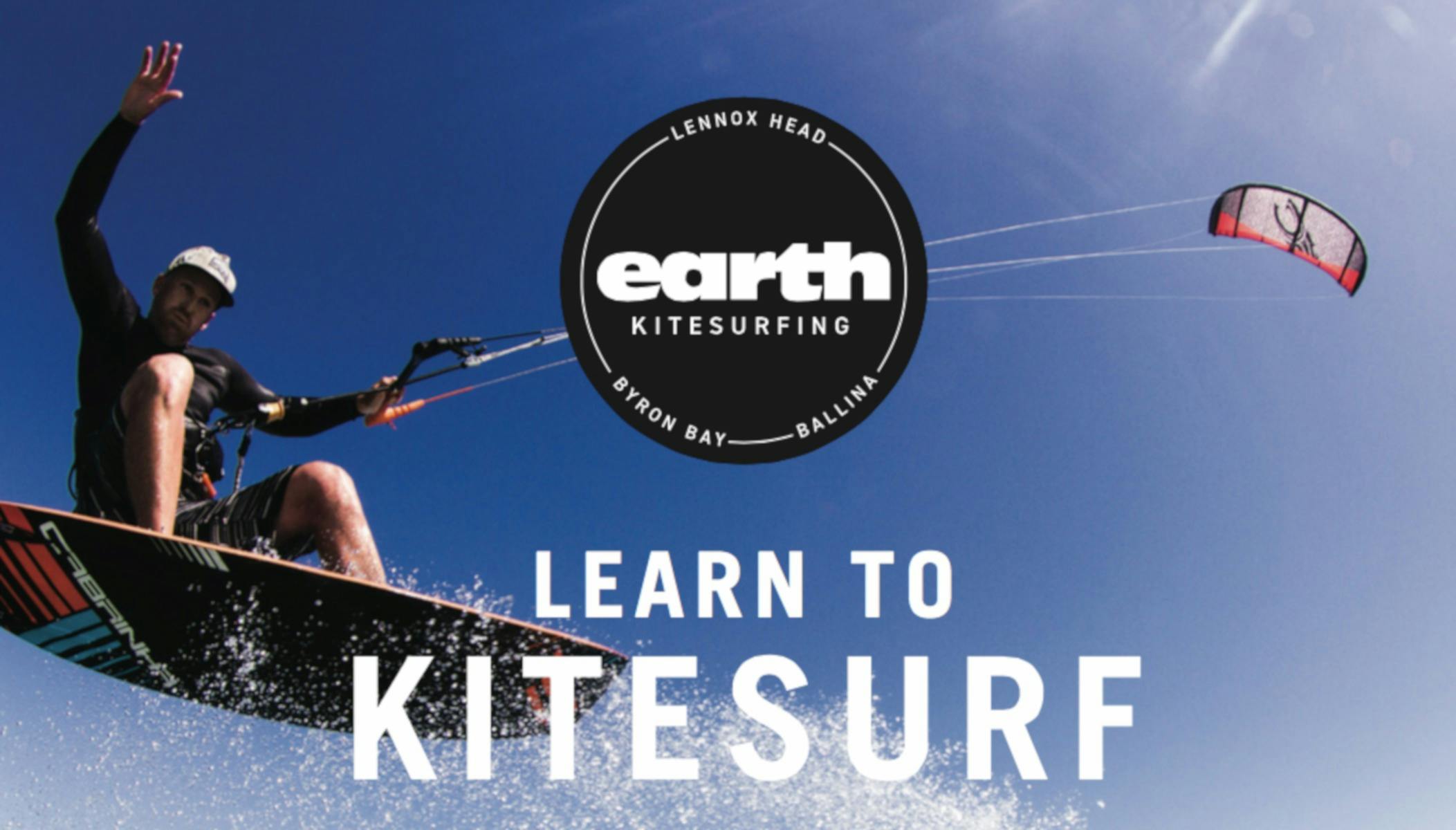 前景にロゴが付いたカイトボーディングの男の写真