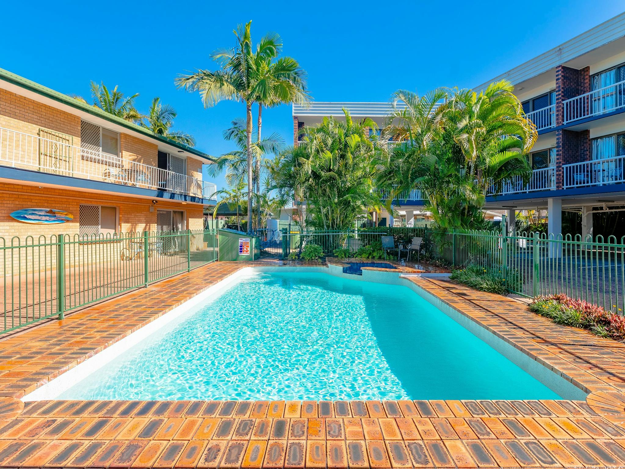 swimming pool swimming pool