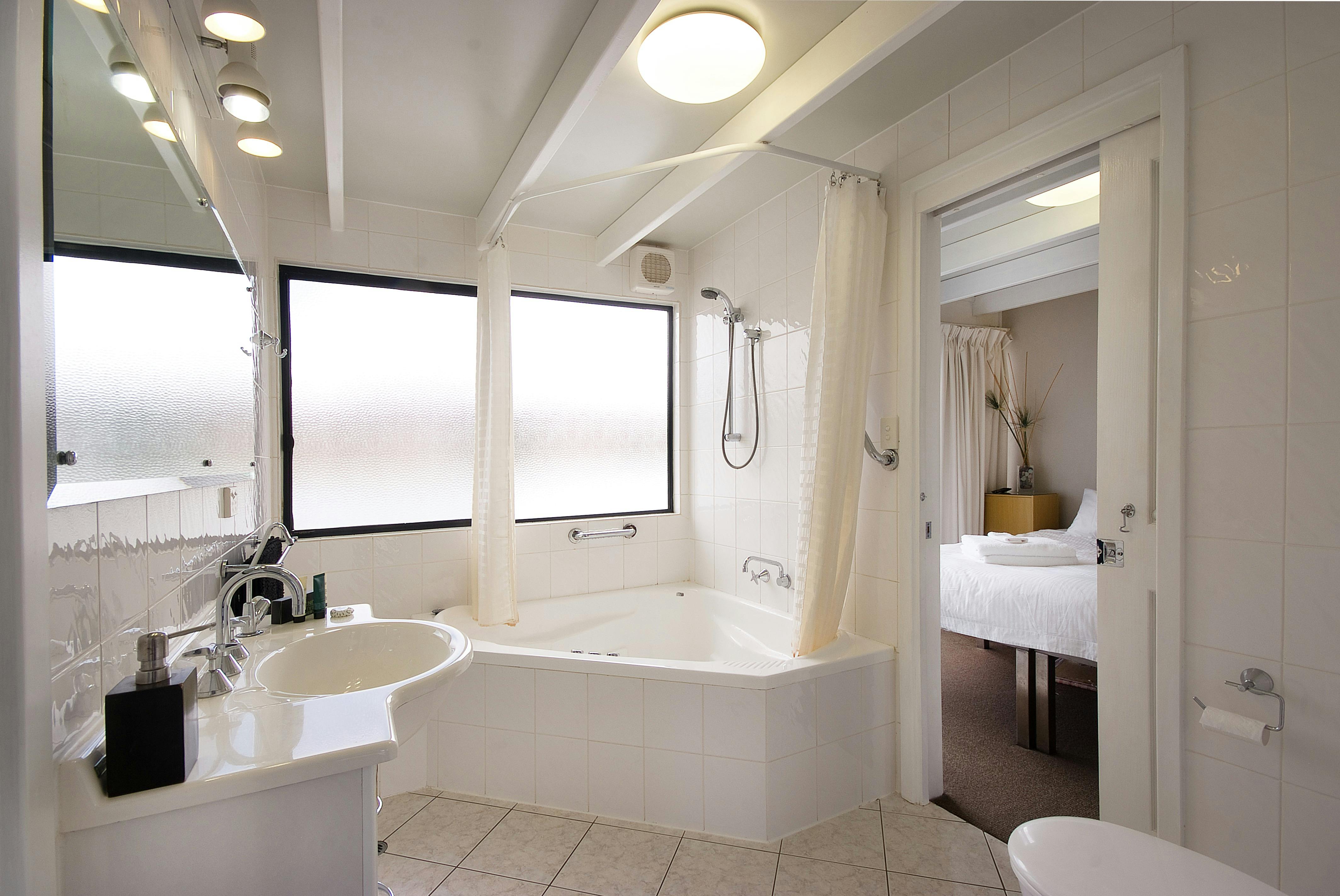 Dream Weaver main bathroom