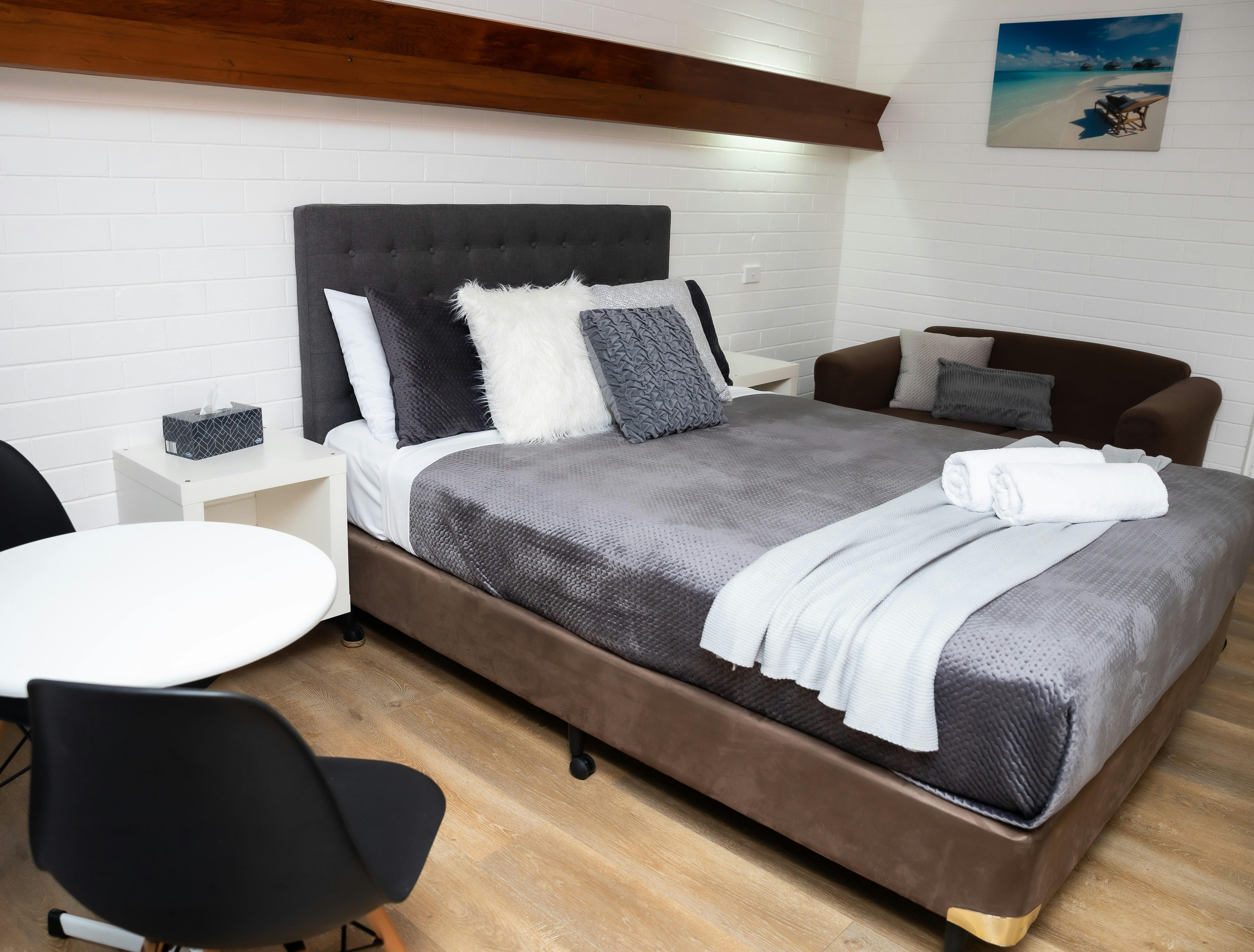 寬敞的翻新客房，配備所有現代便利設施