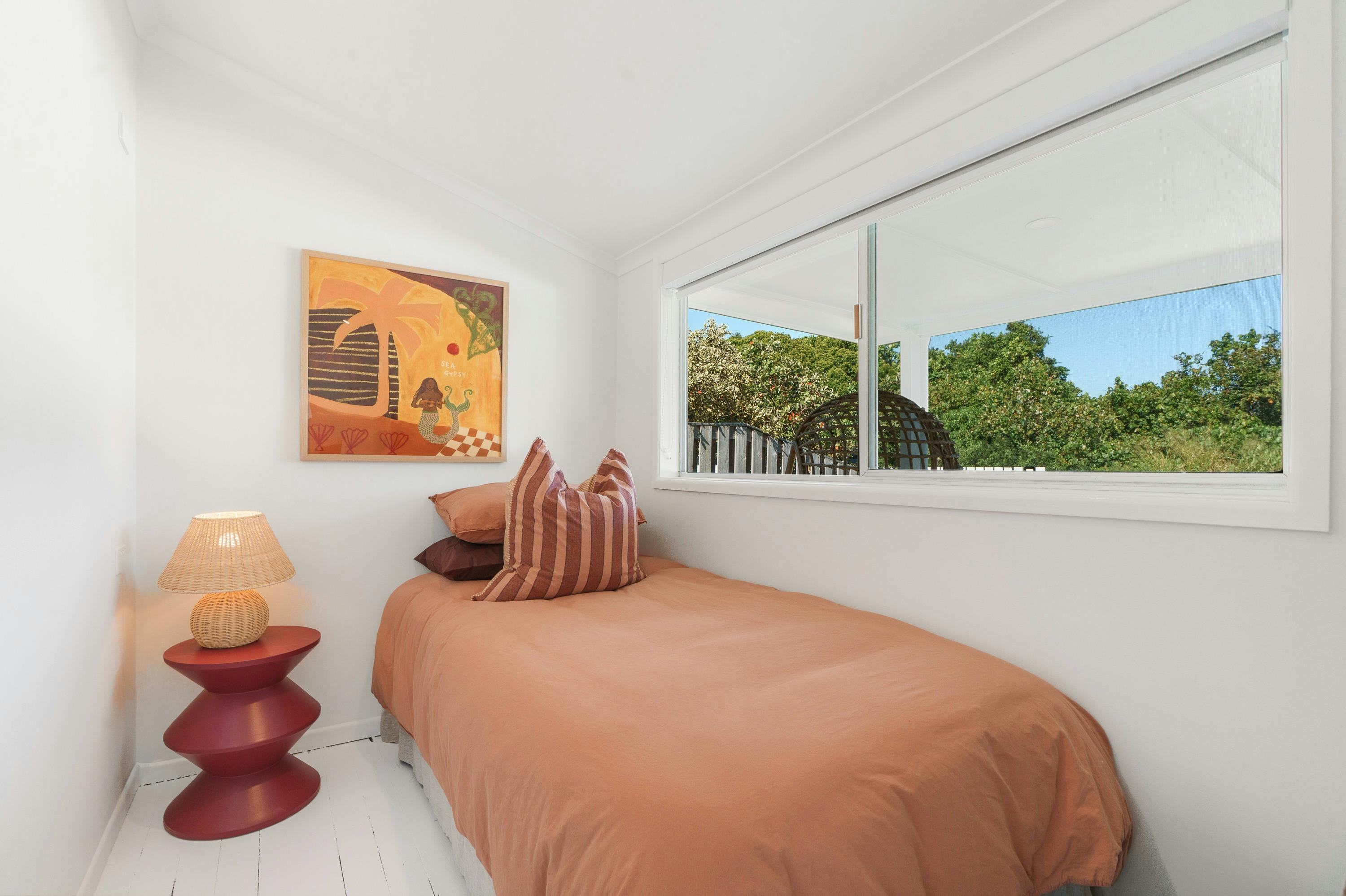 bedroom single bed