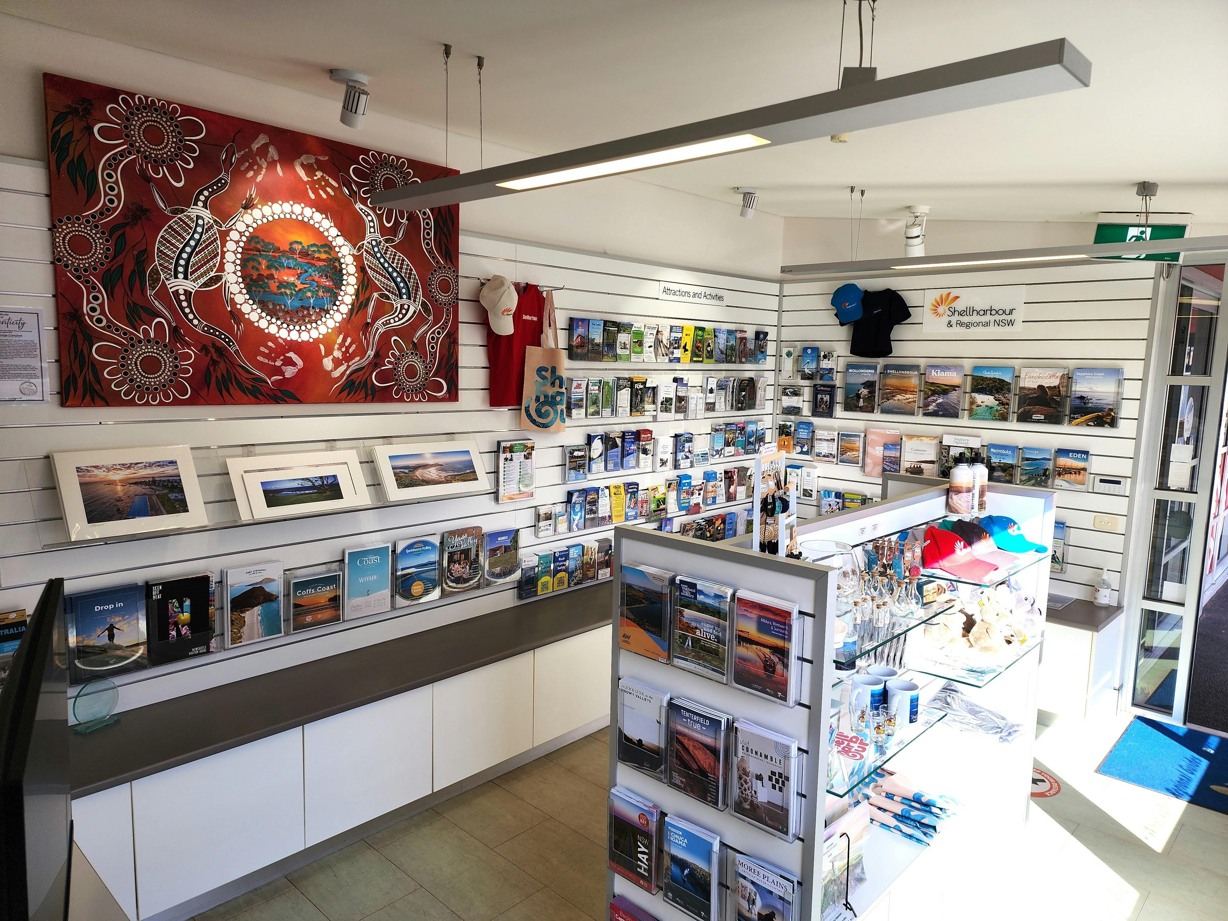 遊客資訊中心內的小冊子和紀念品
