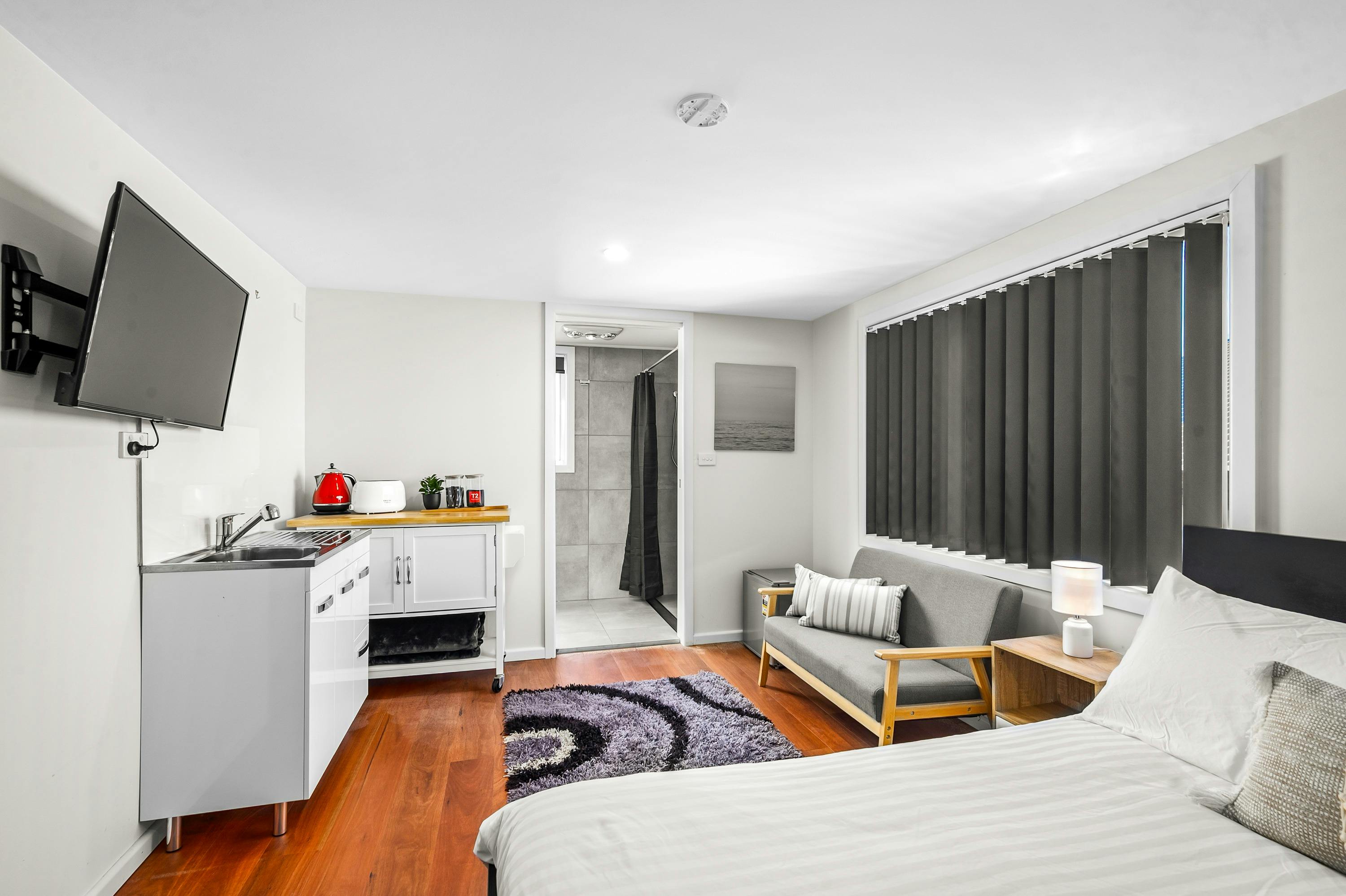 FAM Newcastle Airbnb Holiday House lake Macquarie