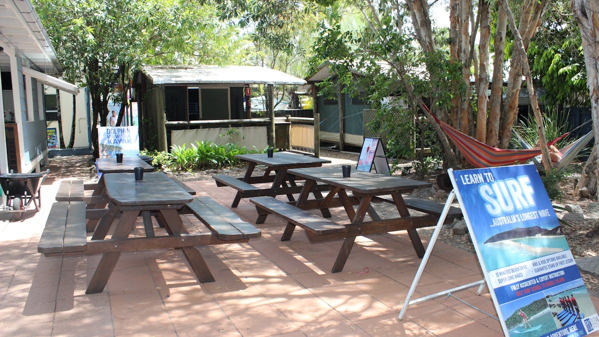 A communal outdoor eating area at Pippies Beachhouse