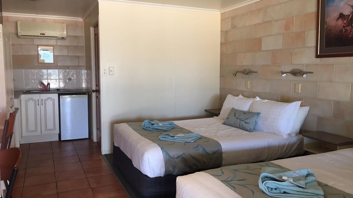 The Motel rooms all have an ensuite and kitchentte with 1x Double bed and 1x King Single bed.