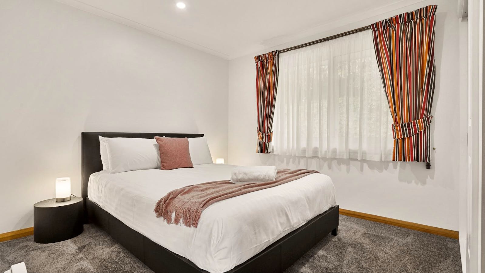 Main Bedroom with Queen size bed and buiktins