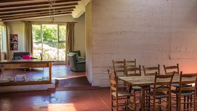 kitchen and dining facilities in the Pisa Cottage at Cuppacumbalong