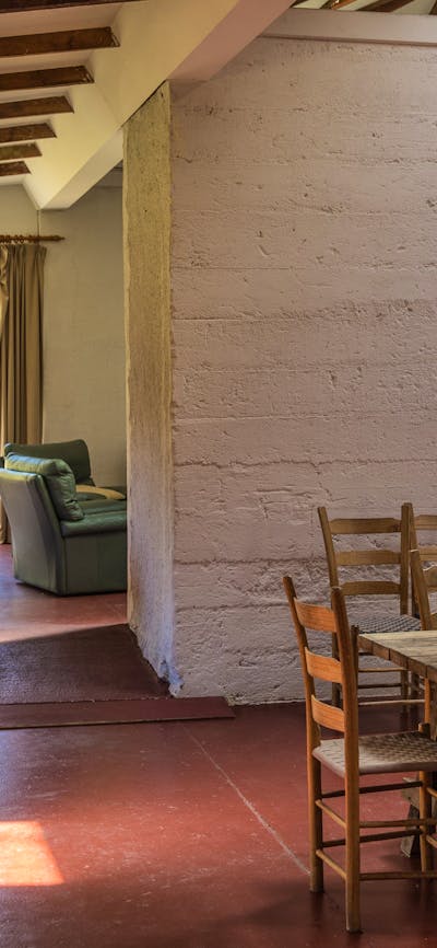kitchen and dining facilities in the Pisa Cottage at Cuppacumbalong
