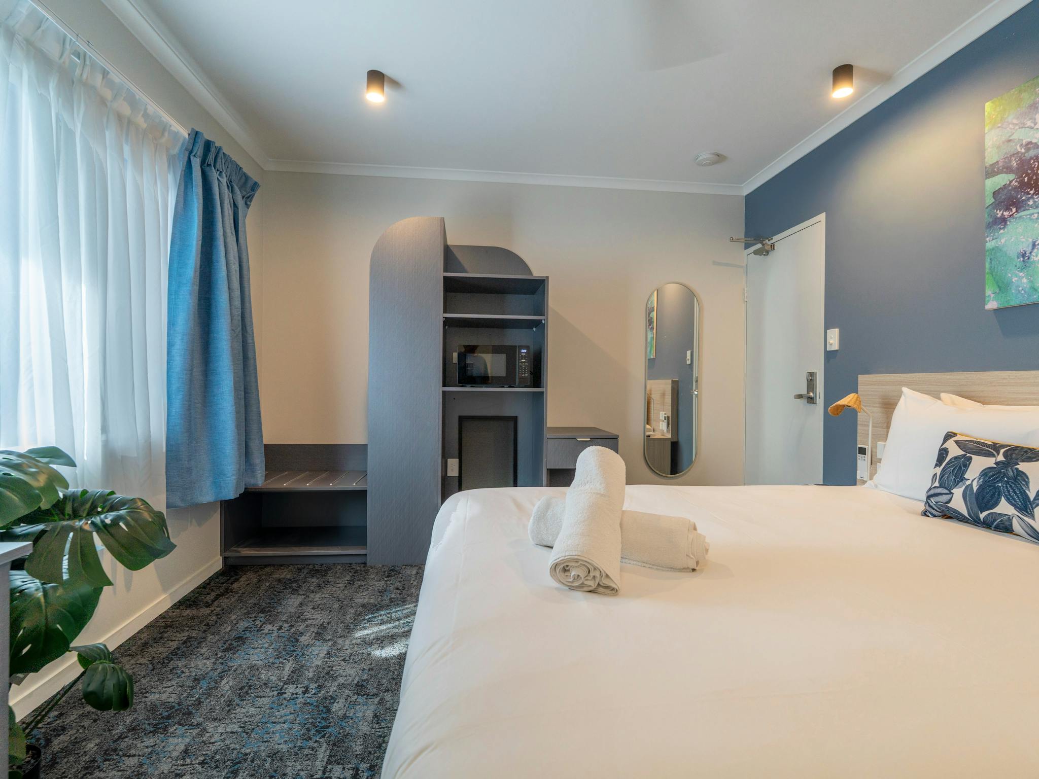 A comfortable queen room with work desk and ensuite — a great choice for solo travellers and couples A comfortable queen room with work desk and ensuite — a great choice for solo travellers and couples