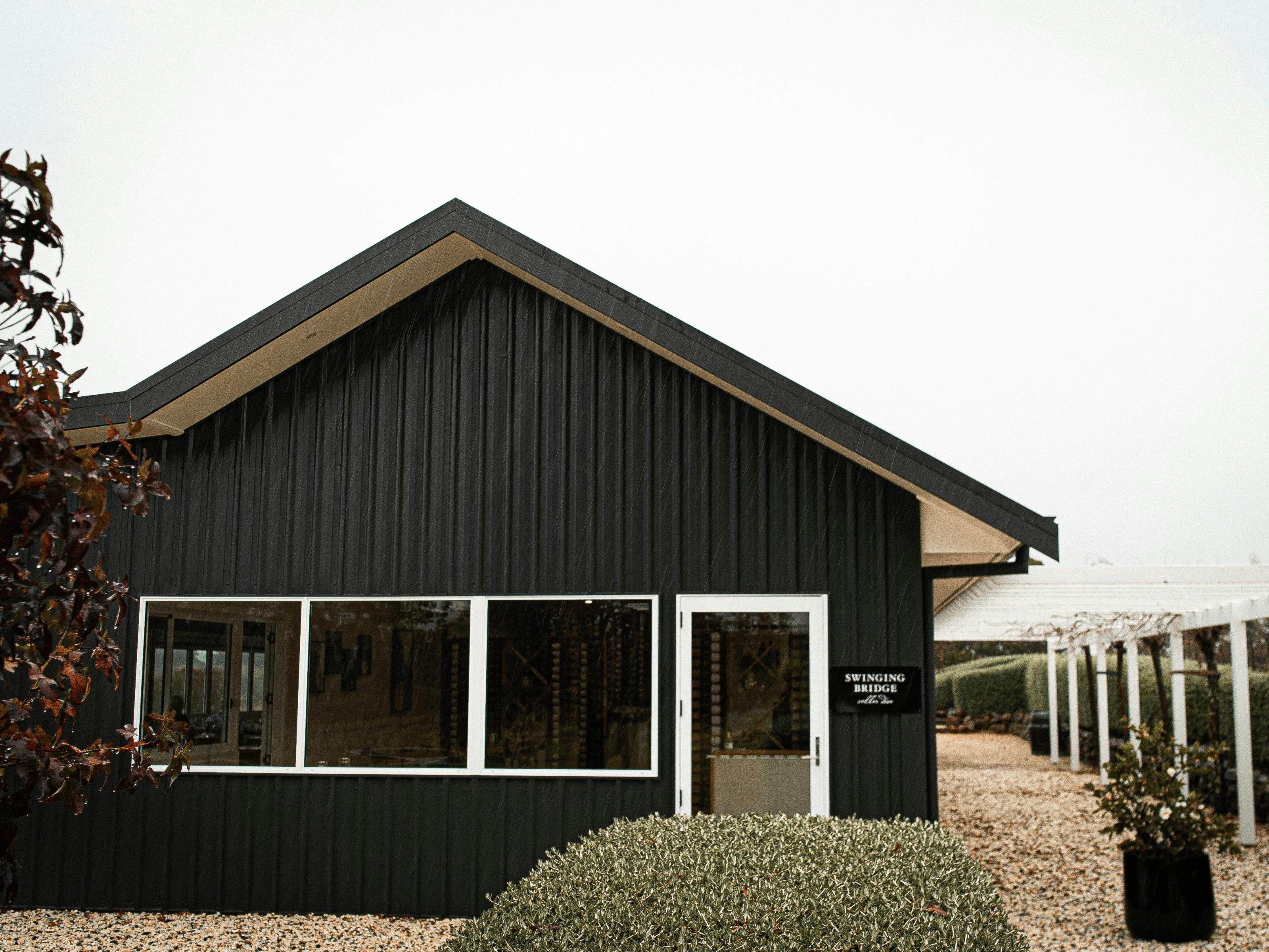 우울한 날 스윙잉 브릿지의 검은 지하실 문