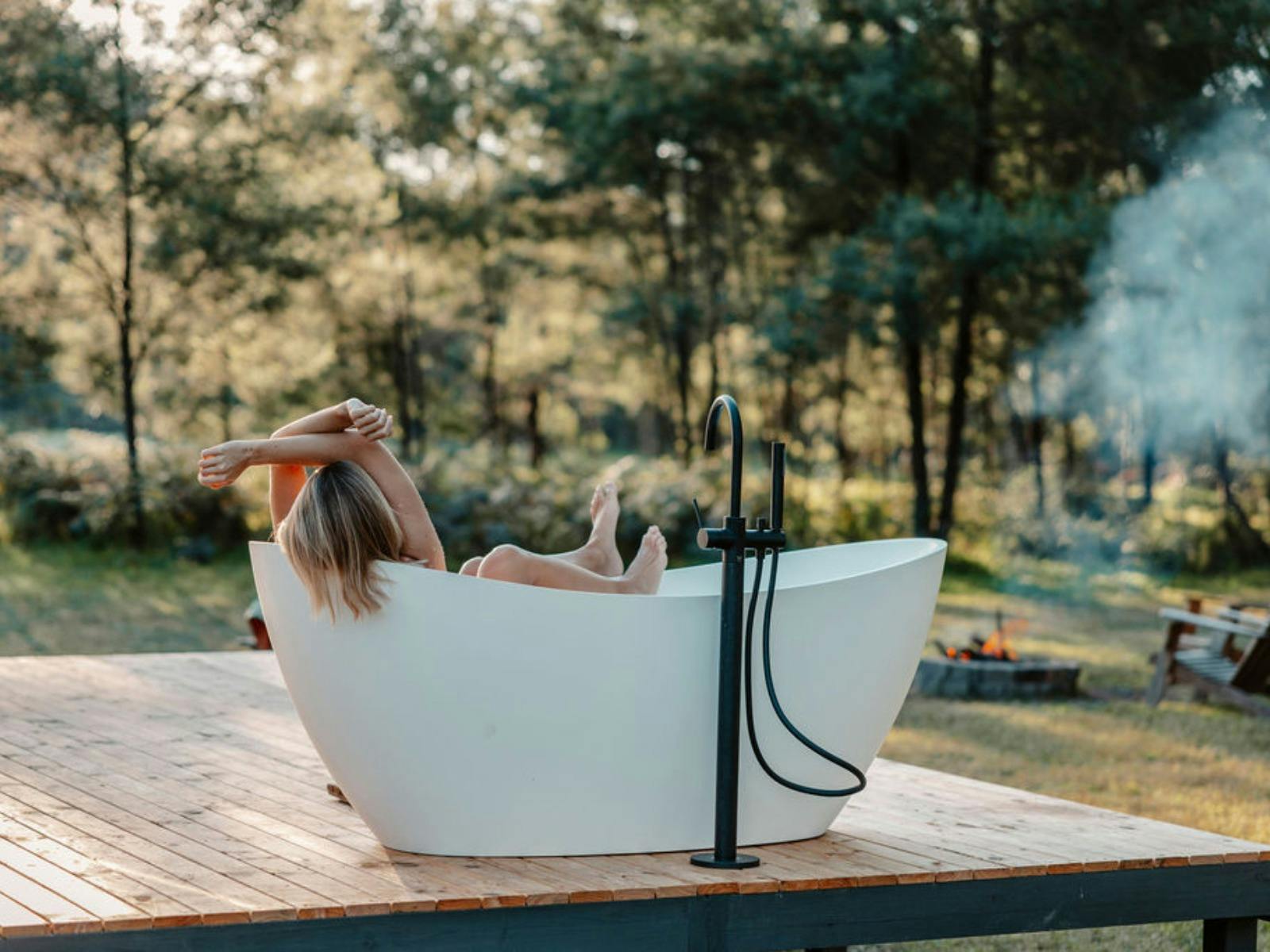 Outdoor bathtub