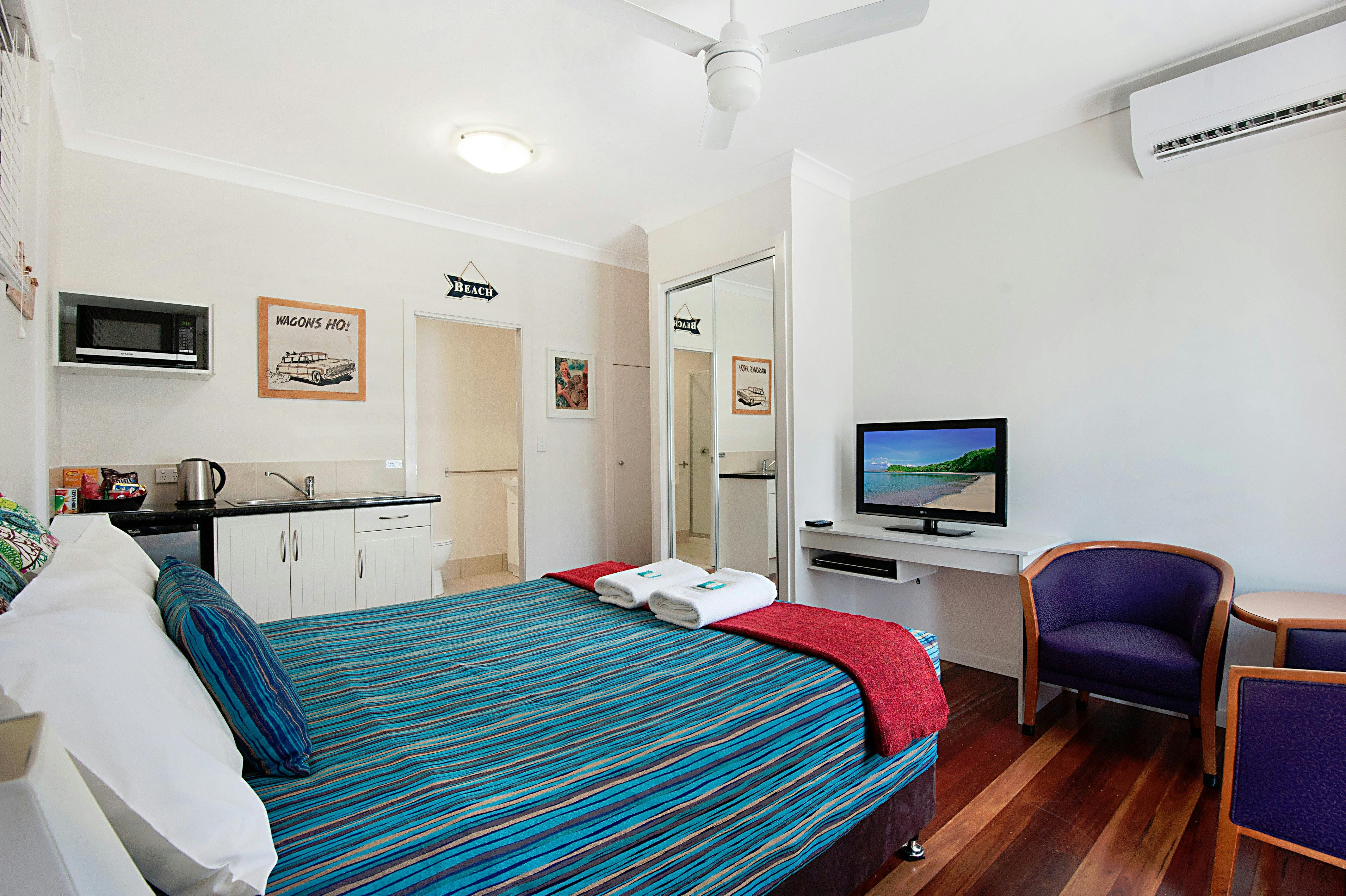 Standard Room (Queen Bed)