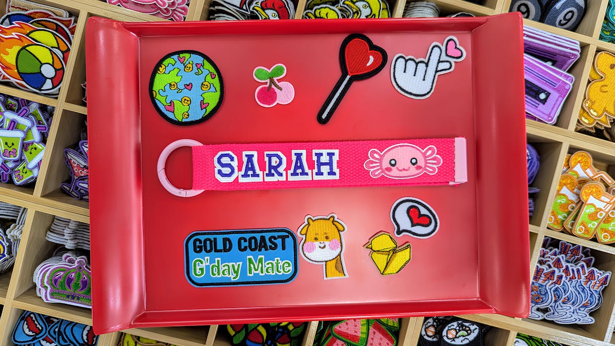 Shows a wappen strap surrounded by wappens, DIY personalization.