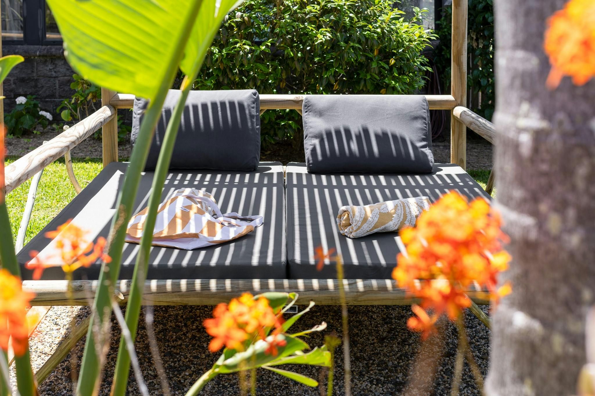 サウスパシフィックパームズ 緑豊かな庭園の中にある、日陰のある大きなダブルデイベッド