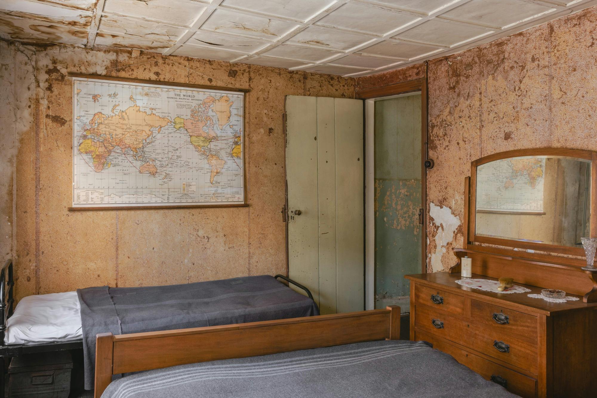 シングルベッド2台を備えた歴史的なベッドルーム