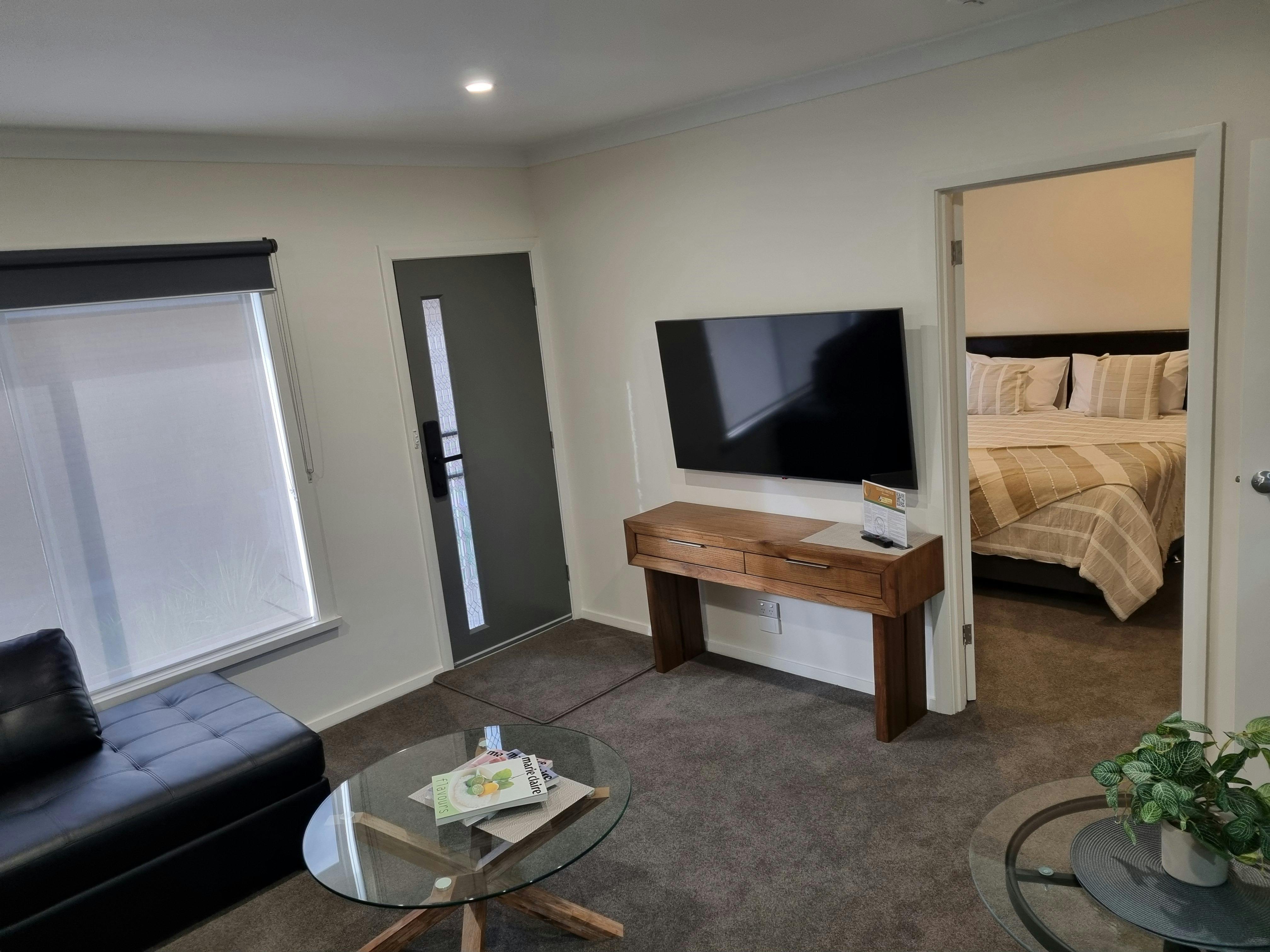 Large lounge, smart tv, electronic locking,