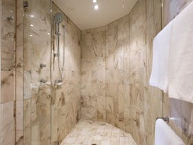 King Studio Suite with Harbour View and Executive Lounge Access - shower