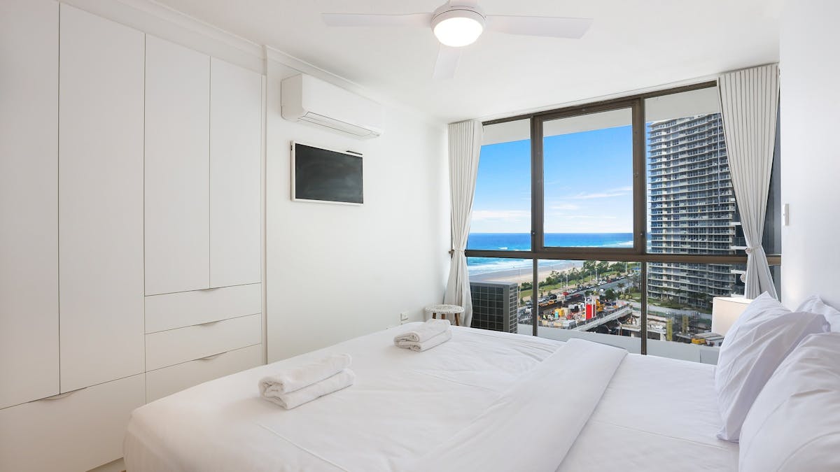 Main Bedroom with queen bed, floor to ceilin g windows with ocean view on the right side - Seacrest