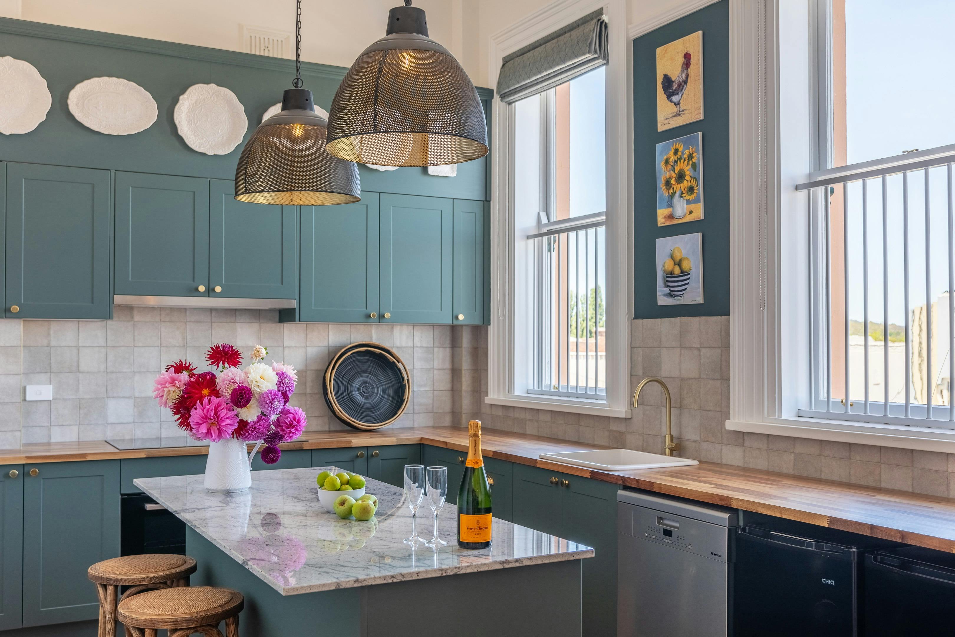 電気コンロ、食器洗い機、冷蔵庫 2 台、電子レンジ、オーブン、朝食バー。