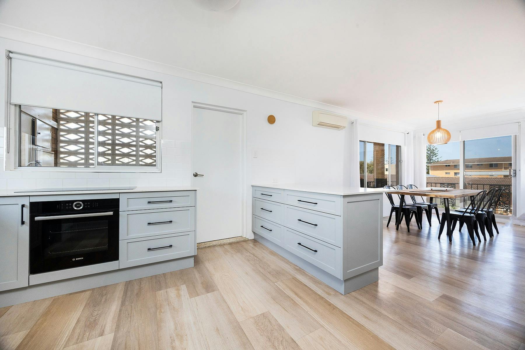 キッチンとダイニング