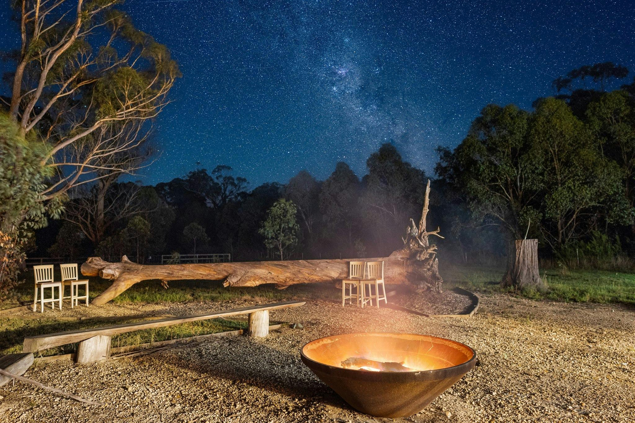 Scribbly Farm Barn and firepit area under the stars