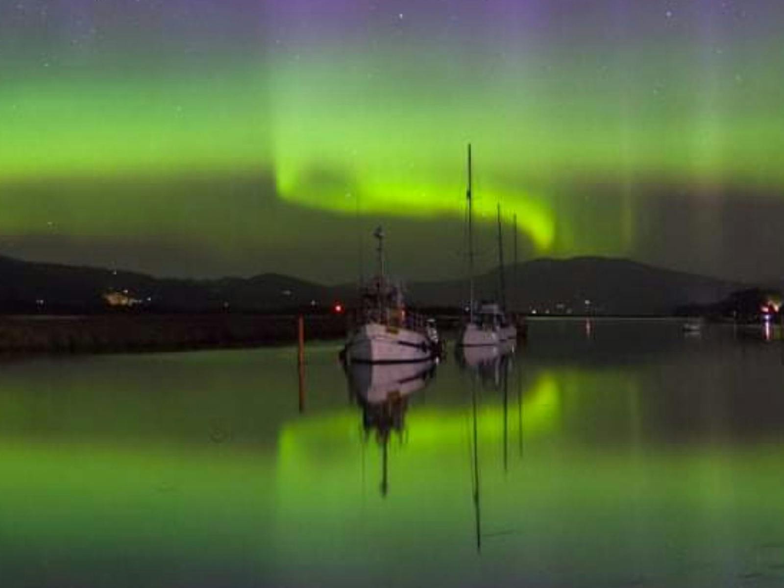 Aurora reflections