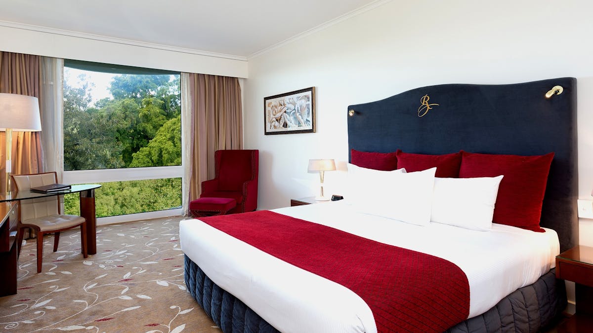 King bed room overlooking Botanic Gardens