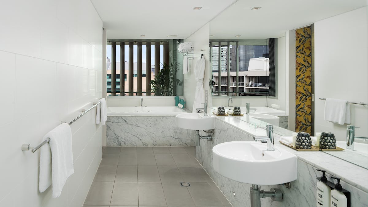 Double vanity & Spa bath