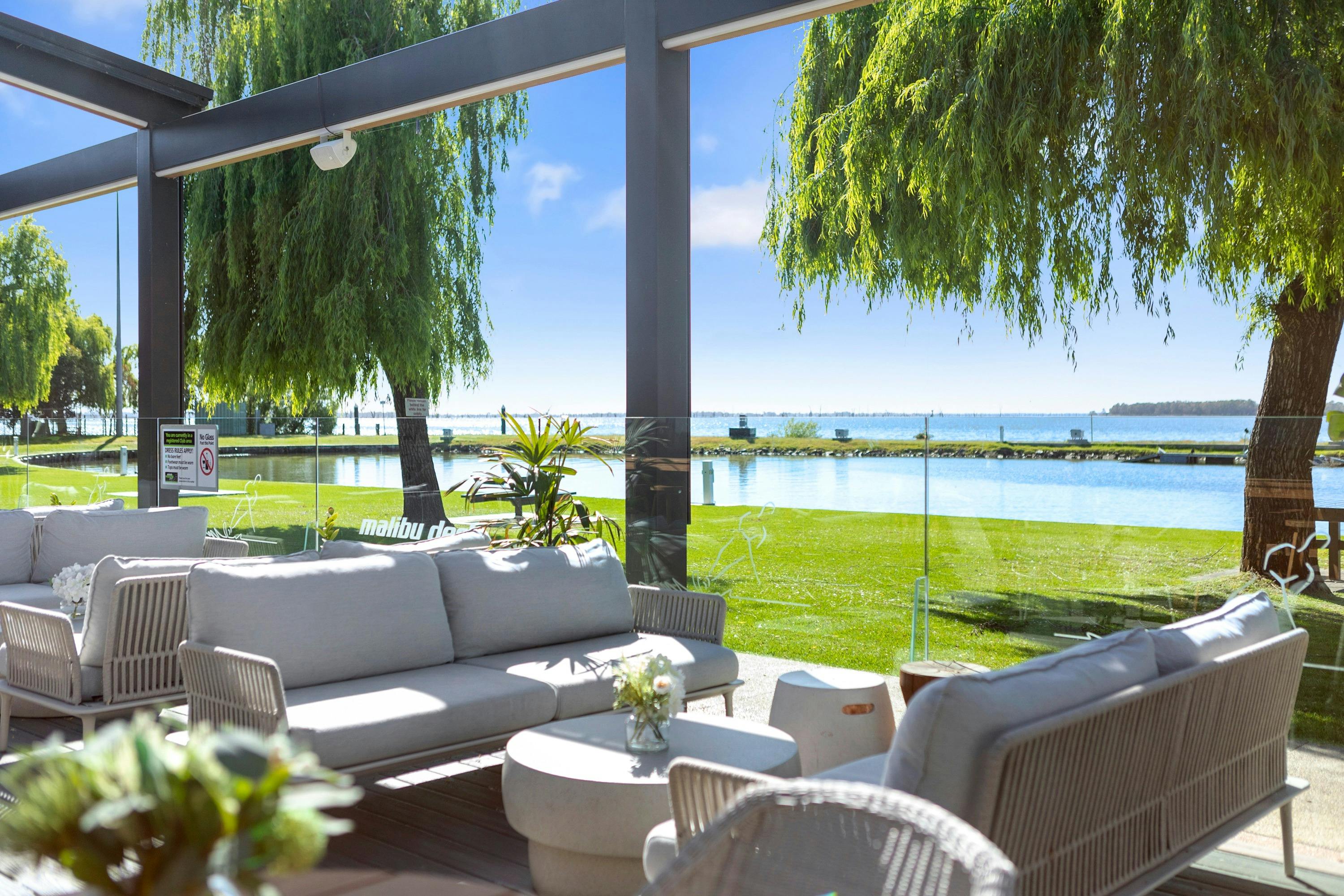 マルワラ湖の水辺にあるマルワラ唯一のコーヒーショップ。