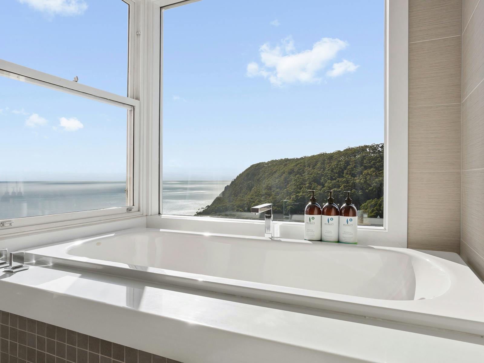 Wallow in the bath in the master  bathroom - watch the moon rise over Bass Strait