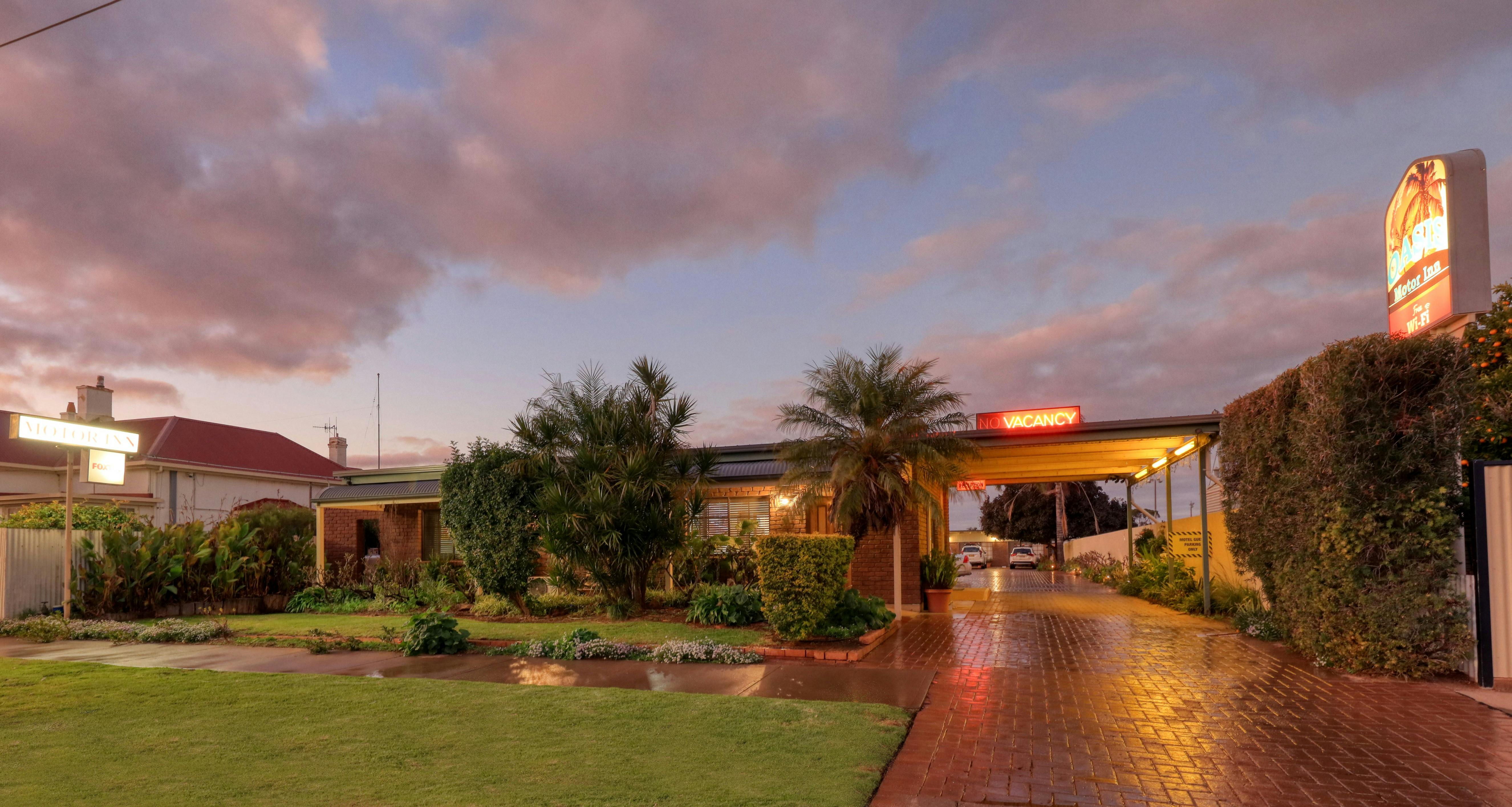 Oasis Motor Inn - driveway entrance