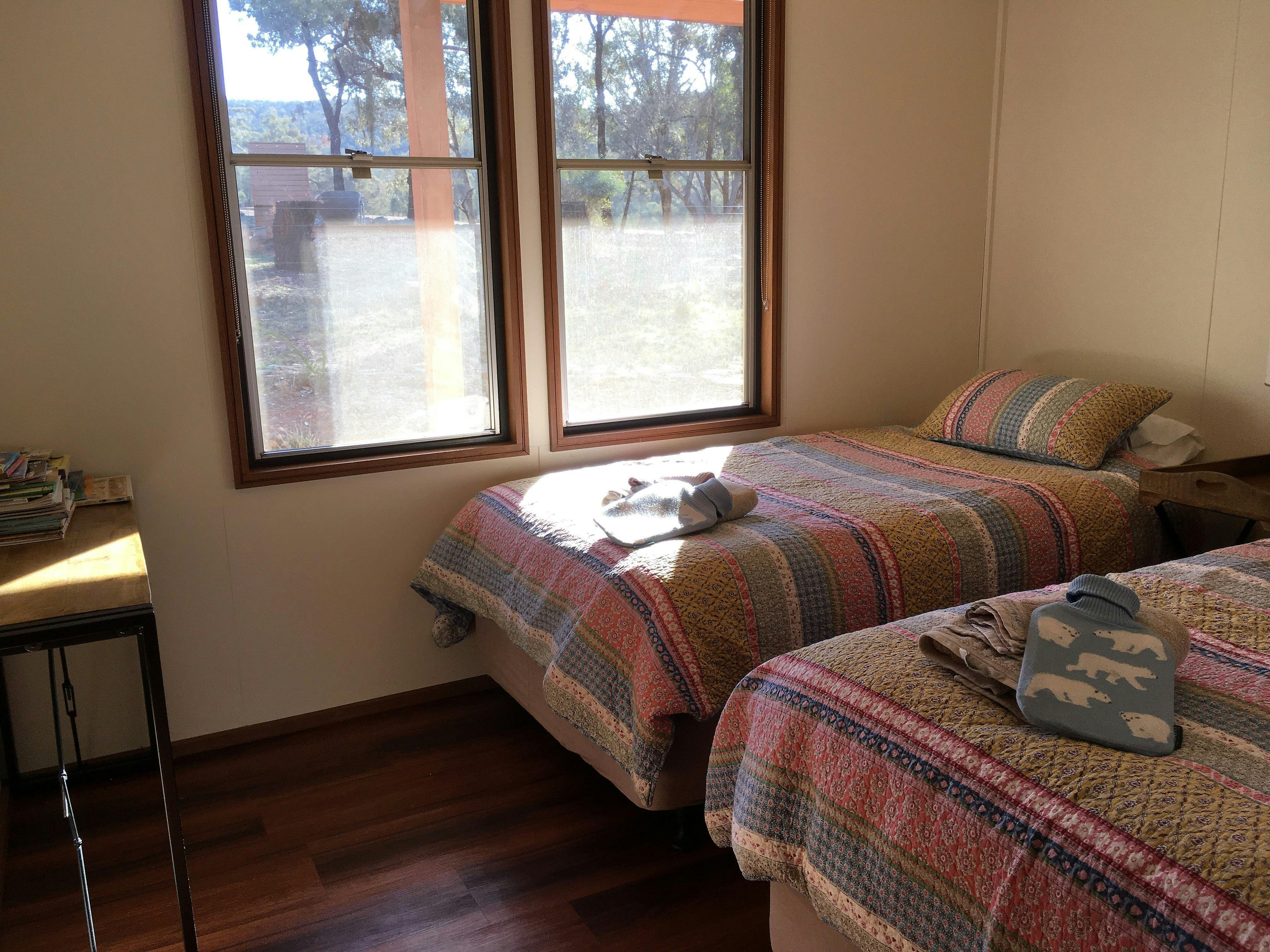 킹 싱글침대 2개 사이드 테이블 창문 2개