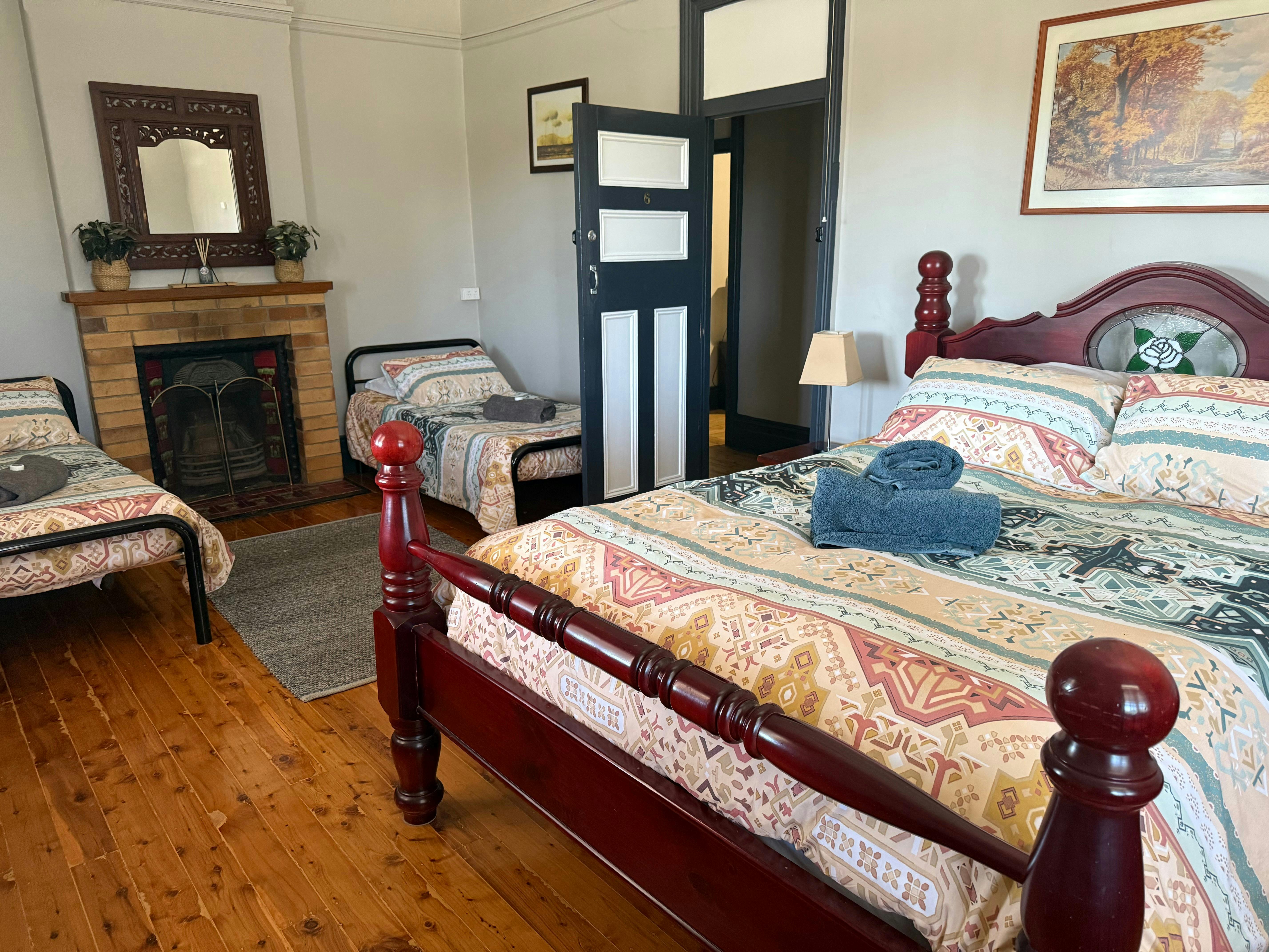 酒店二楼家庭房，共用浴室设施，并可使用宽敞的阳台。