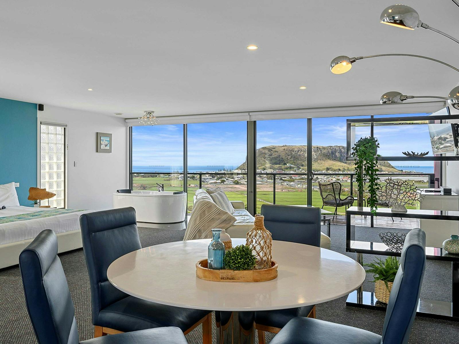 Tasmanian winter feast retreat with views image