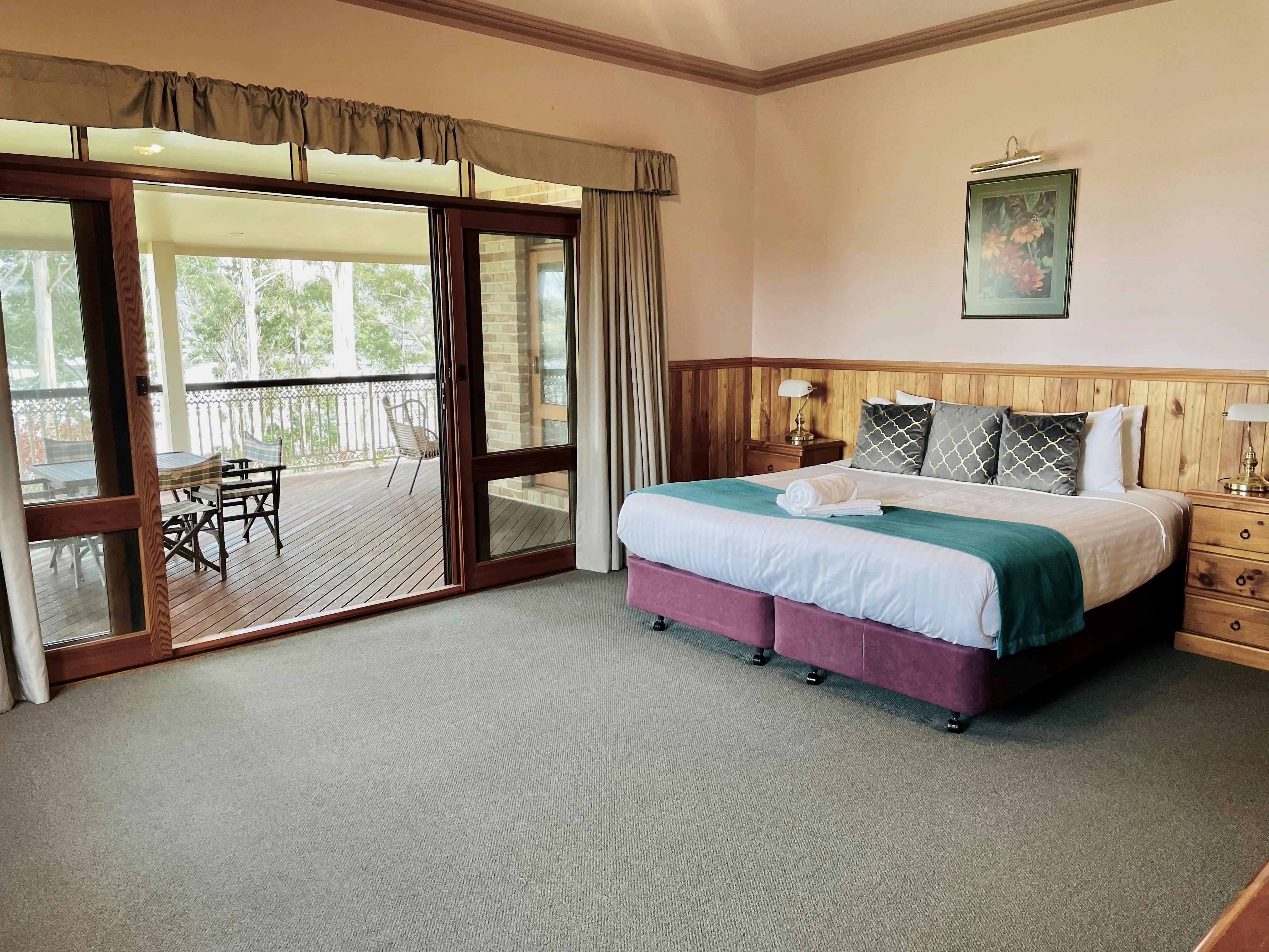 Robyn's Nest Lakeside Resort