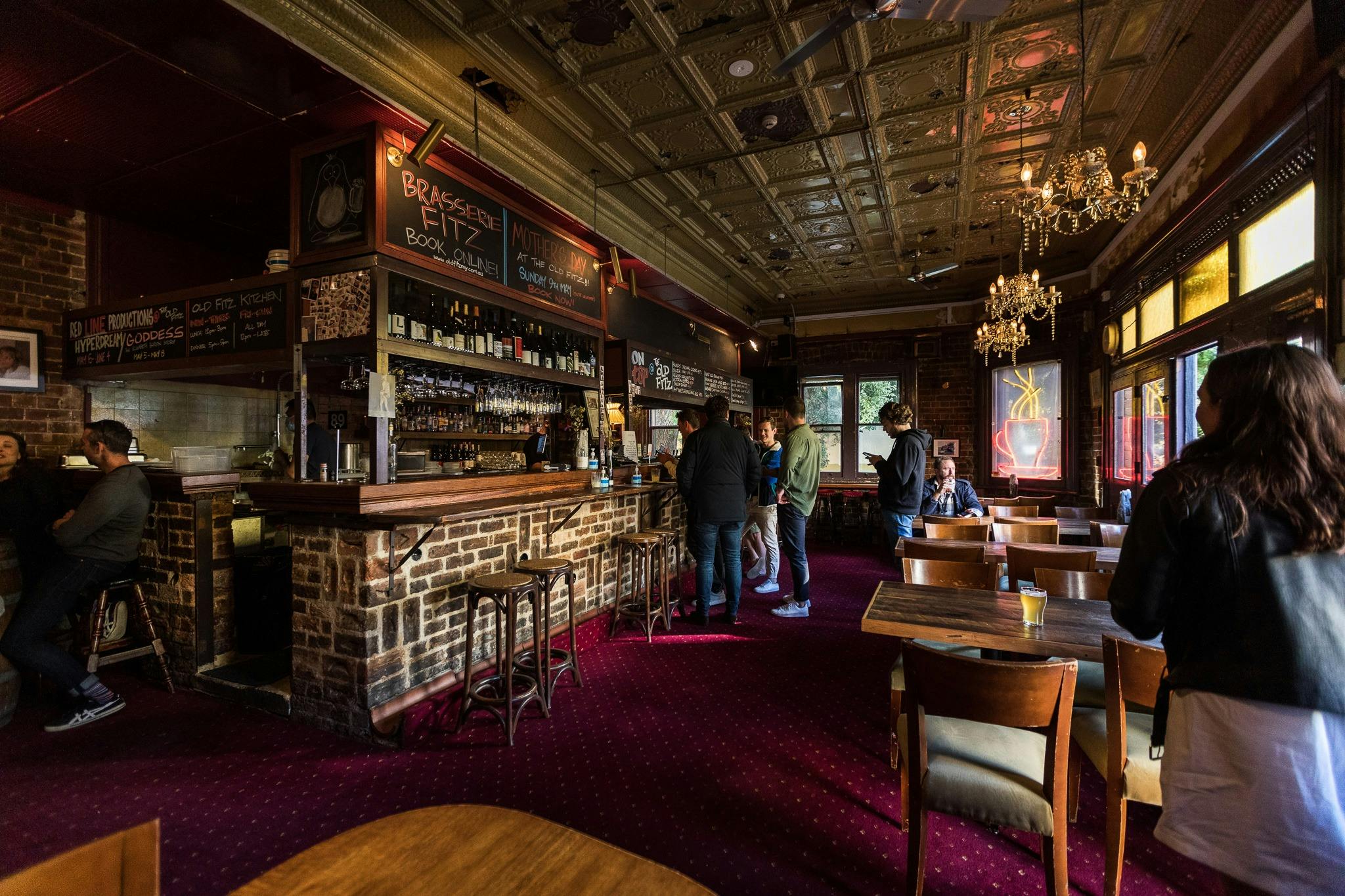 人們在一家具有鄉村特色的酒吧前排隊。