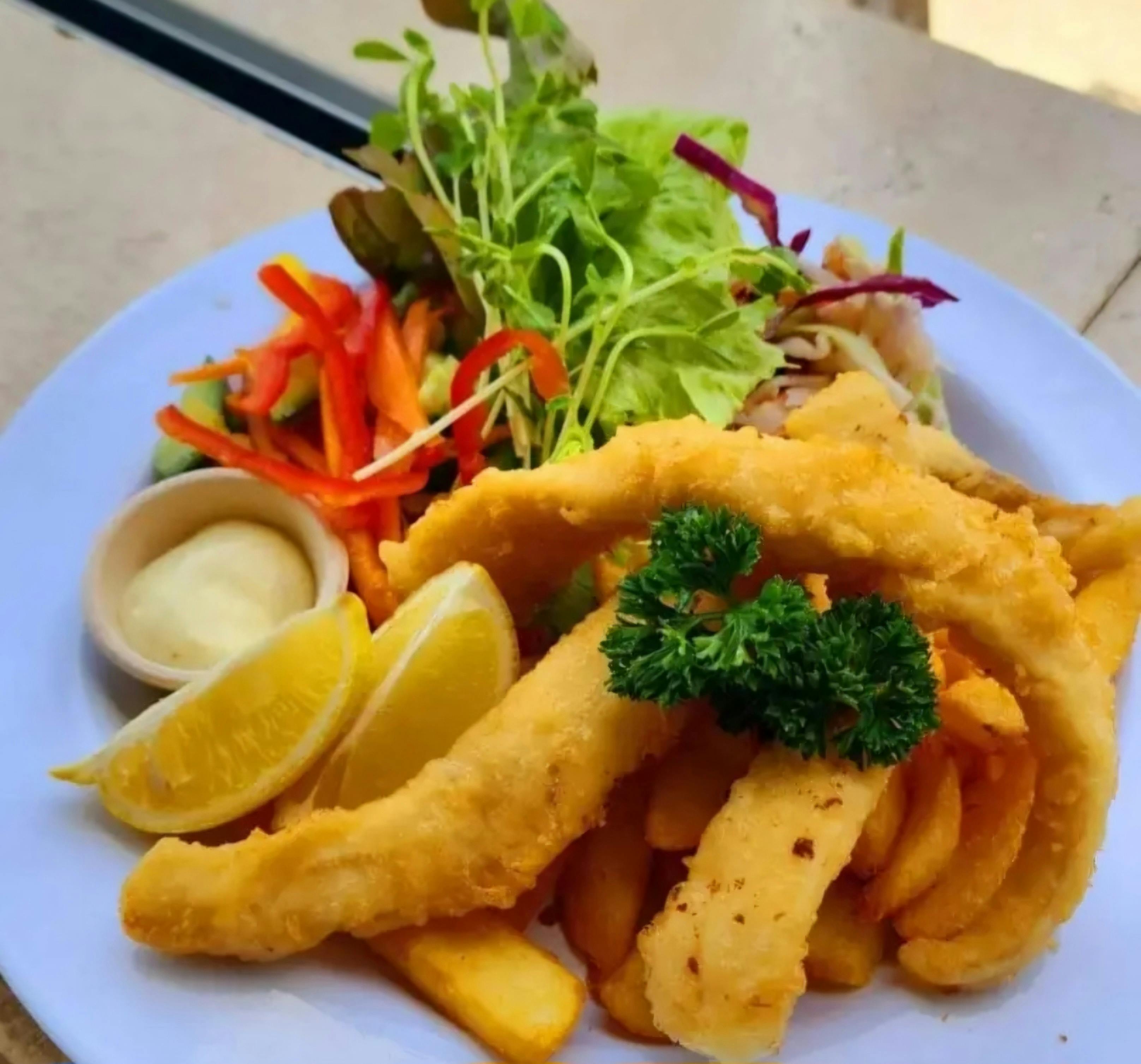 新鮮魚片和沙拉